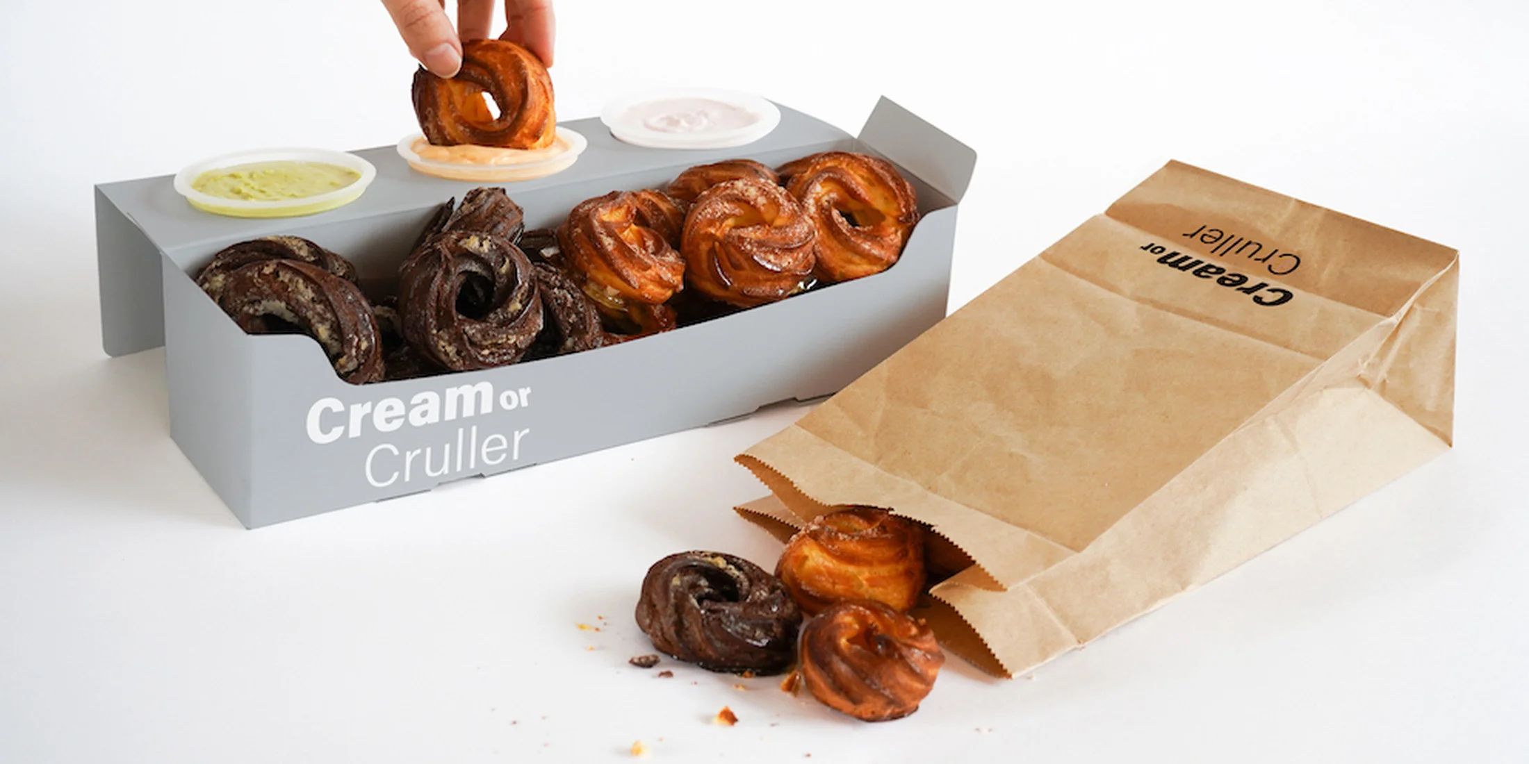 シュークリーム×フレンチクルーラーの新感覚スイーツが誕生。クリーム オア クルーラー、渋谷にオープン