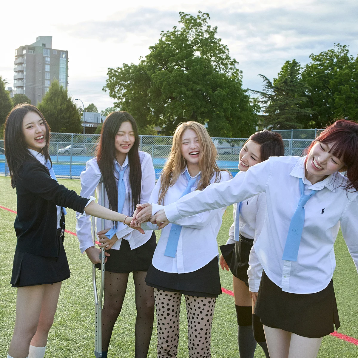 新星【KiiiKiii（キキ）】とは？ プロフィールと自然体のビジュアル、楽曲について徹底解説！ IVEの妹分としても話題！