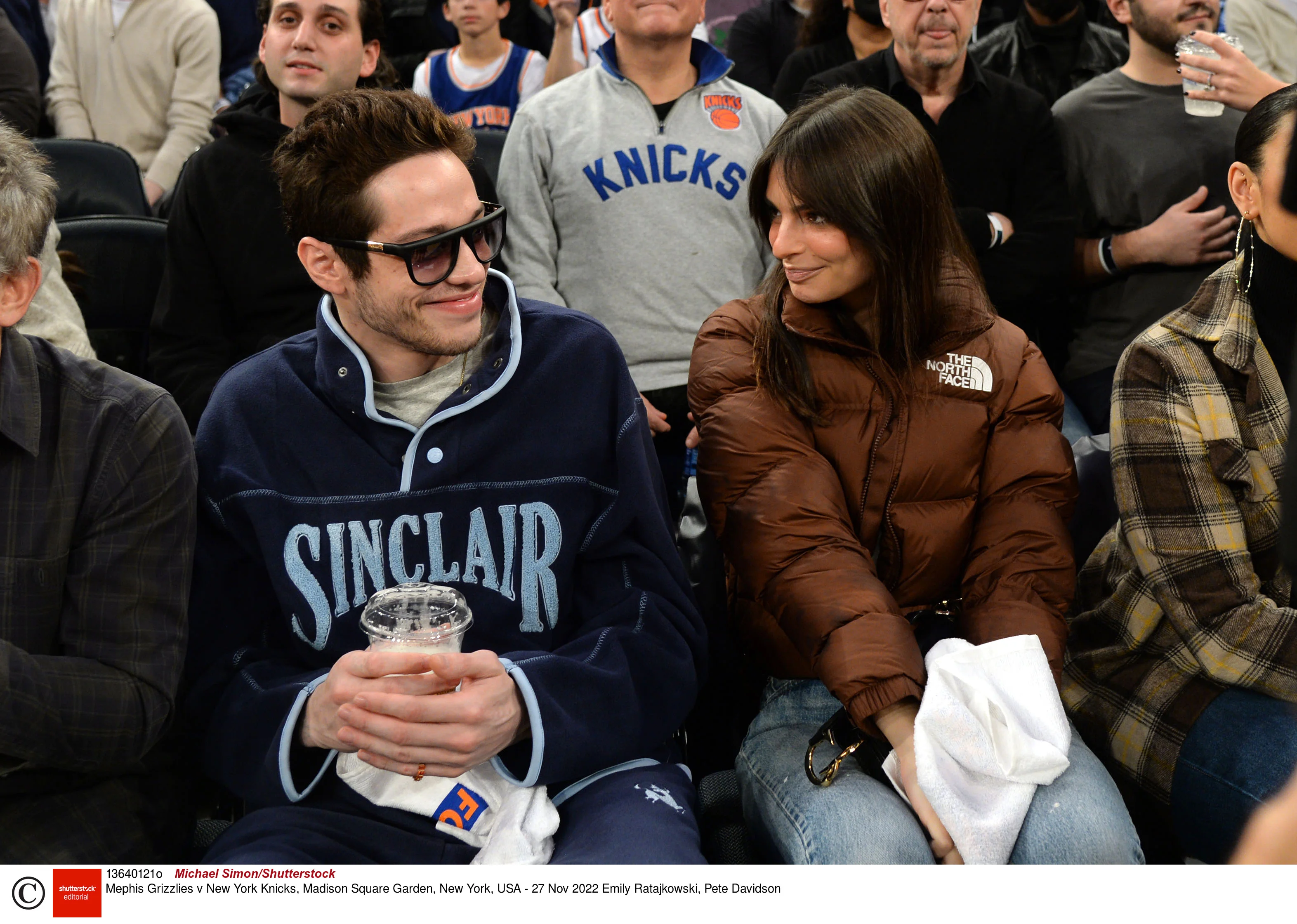 もっとも注目されるカップル のピート デヴィッドソン エミリー ラタコウスキーが仲良くnba試合観戦デート 観客もチームも ふたりが気になって試合に集中できない と大盛り上がり セレブニュース Spur