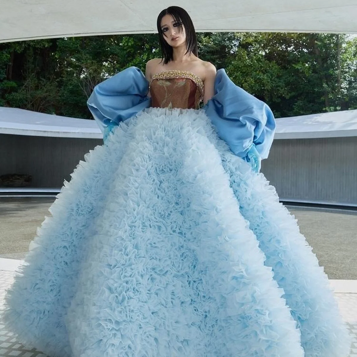 【トモ コイズミ】初のウェディングドレスコレクションがデビュー！ 個性が際立つカラーコンシャスな一着を