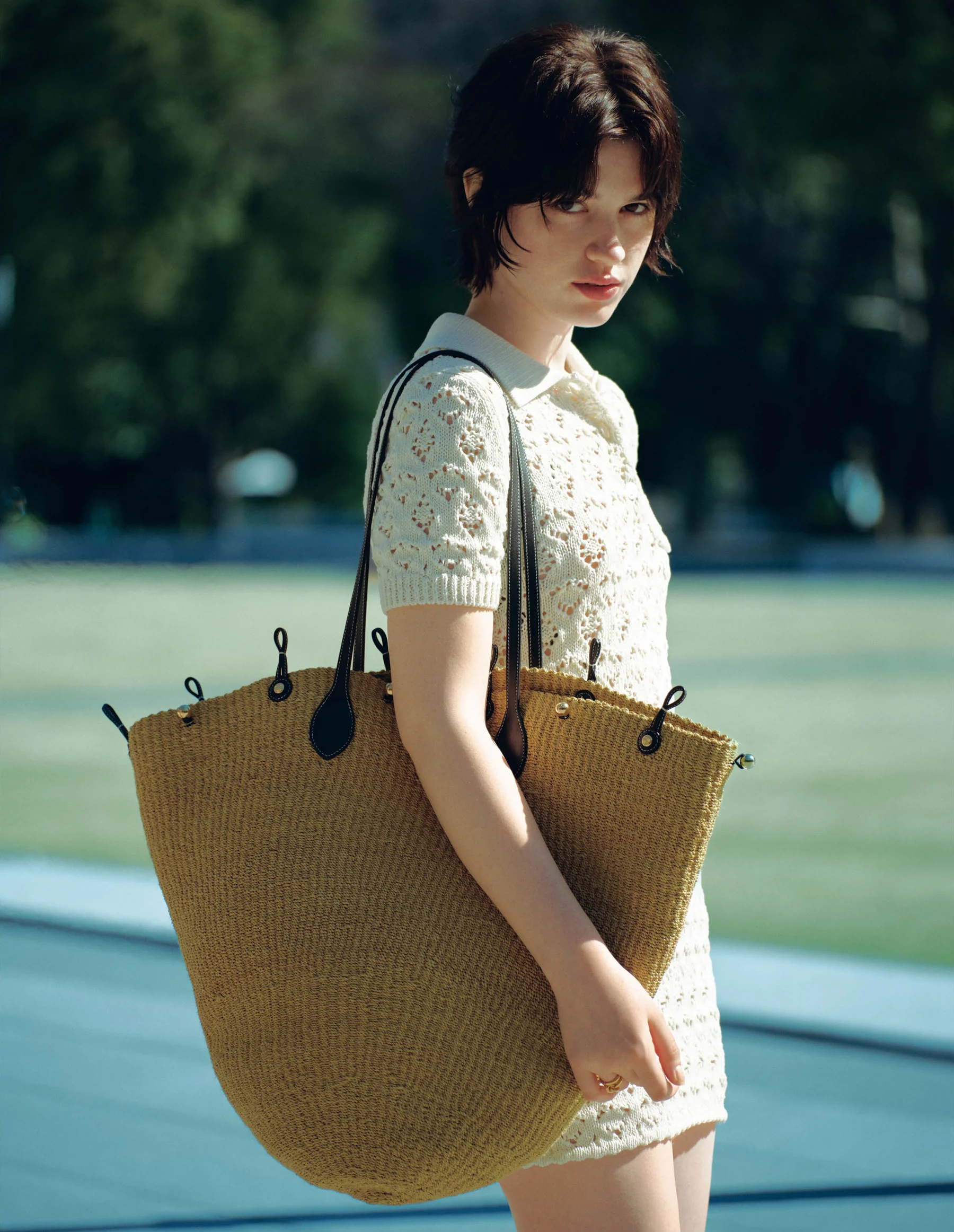 ドレス￥269,500・リング￥69,300・バッグ（4月29日（水）〜5月12日（火）に阪急うめだ本店にて開催される「Été Celine 2026 pop-up」にて展開予定）〈実寸Ｈ45×Ｗ60×Ｄ18〉￥368,500（すべて予定価格）（すべてセリーヌ）・ル・ルージュ・セリーヌ マット リップバーム 04 ￥9,460（予定価格）（セリーヌ ボーテ）／セリーヌ ジャパン