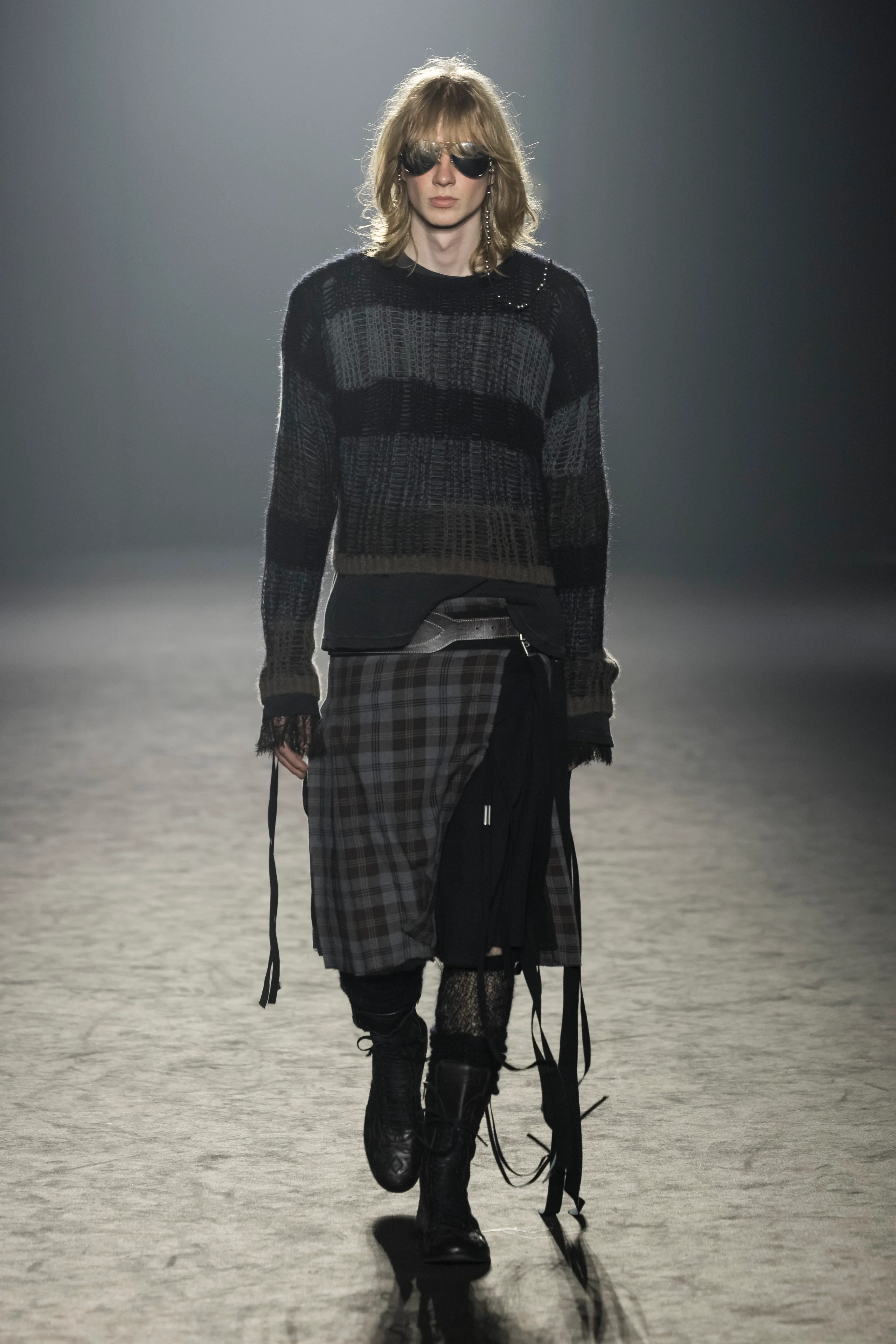 2025年秋冬コレクション_ANN DEMEULEMEESTER(アン ドゥムルメステール)_モデル_17