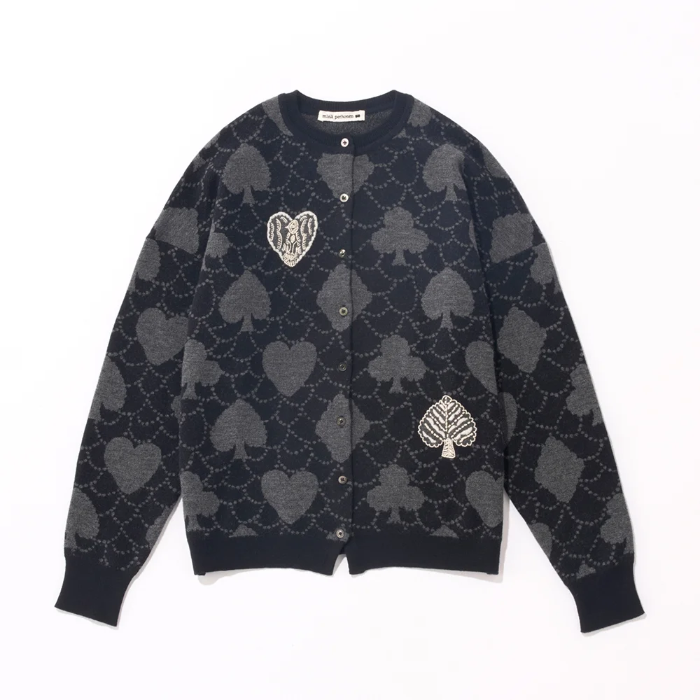 ニット¥82,500／ミナ ペルホネン