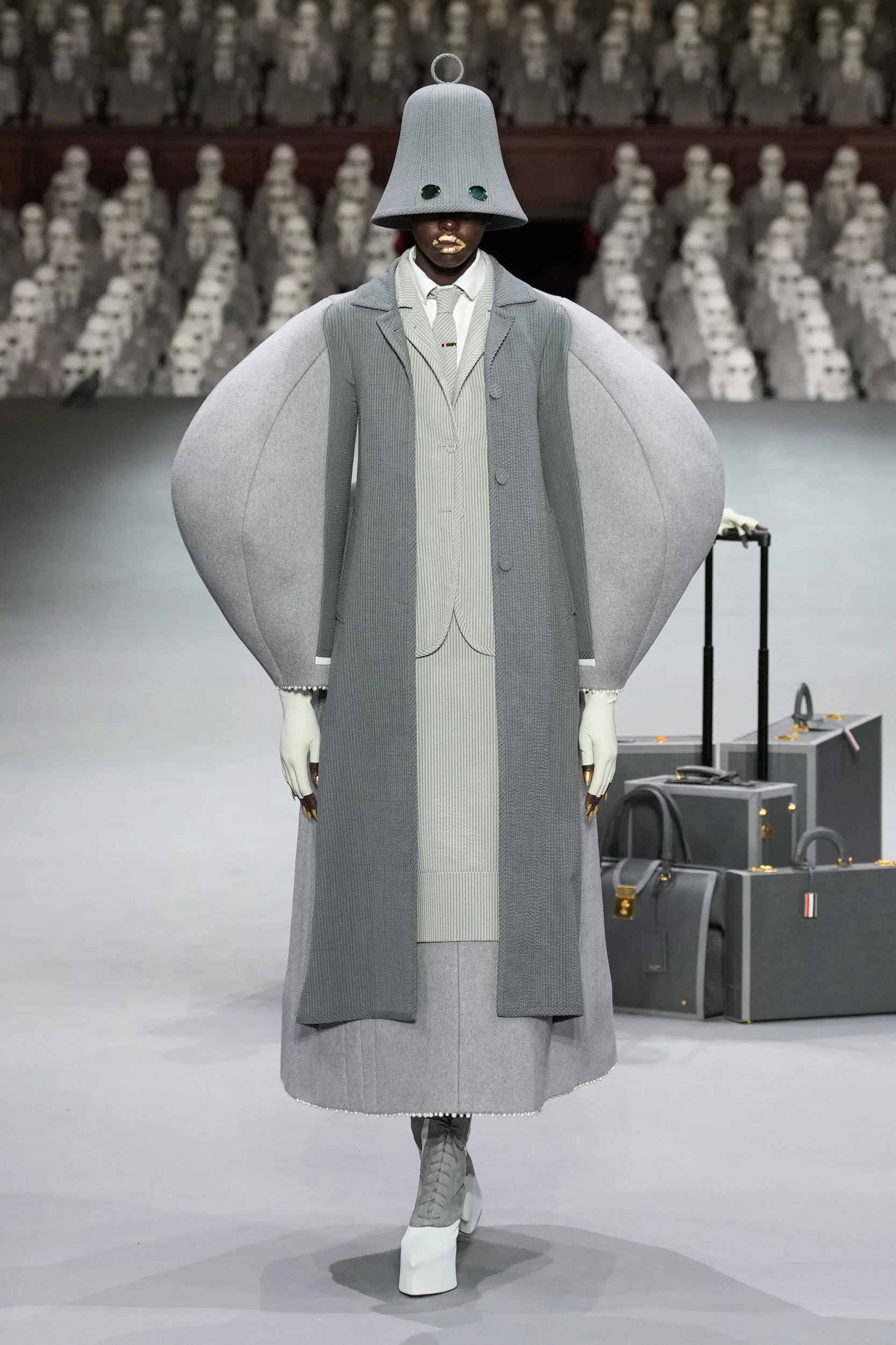 2023-24年秋冬オートクチュールコレクション_THOM BROWNE(トム ブラウン ニューヨーク)_モデル_5