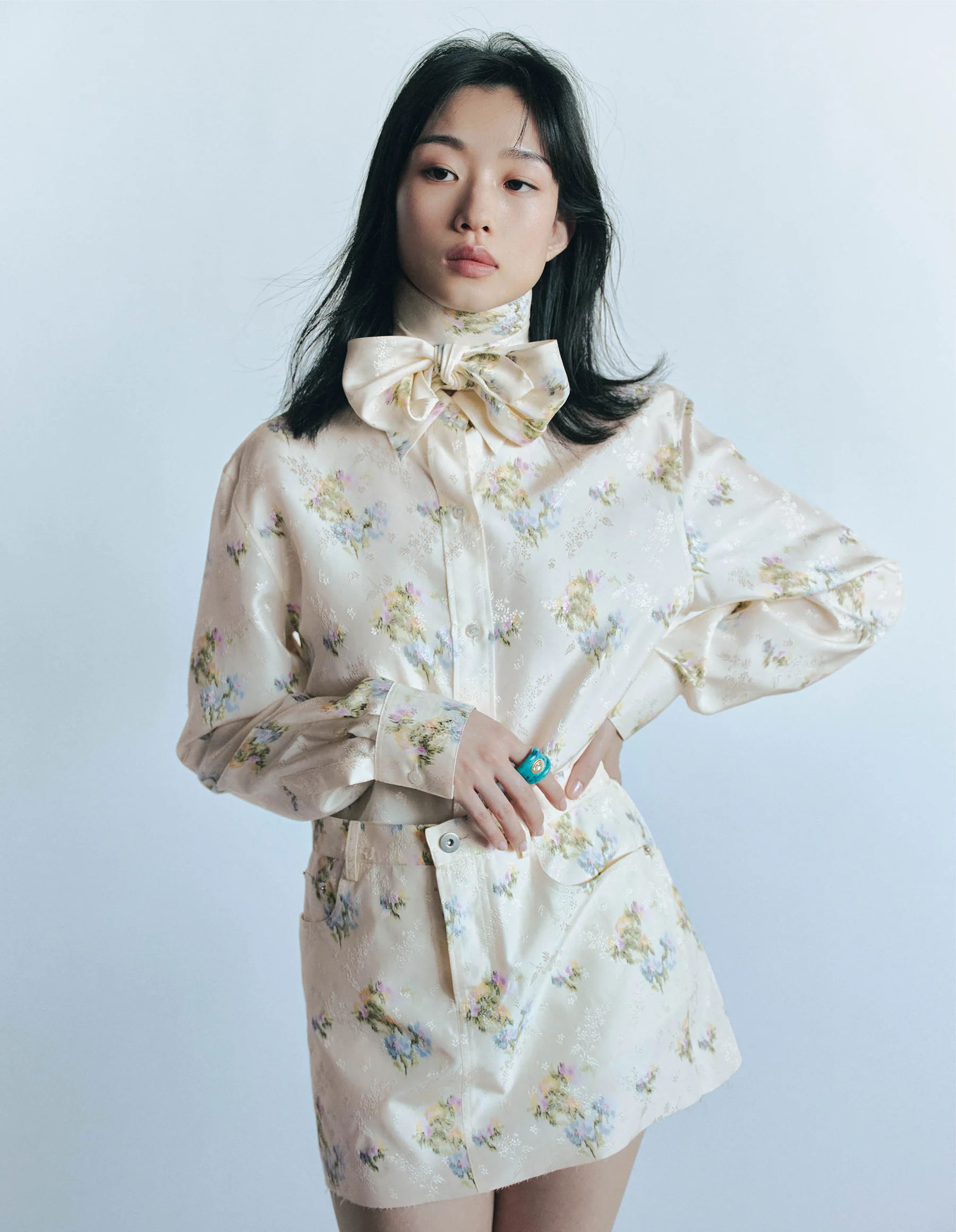 ネックバンド￥130,000（予定価格）・シャツ￥370,000（参考価格）・ミニスカート￥410,000（参考価格）・リング￥84,000（予定価格）／クリスチャン ディオール（ディオール）