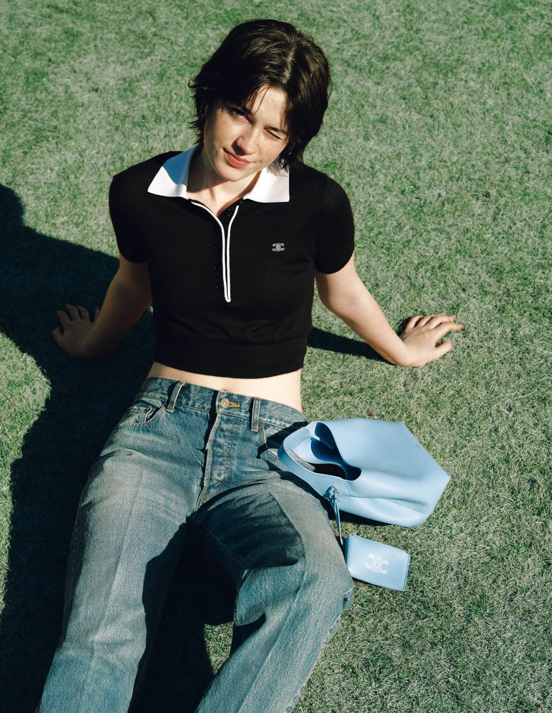 ニット￥231,000・パンツ￥159,500・バッグ〈Ｈ31×Ｗ18×Ｄ6〉￥352,000（すべて予定価格）（すべてセリーヌ）・ ル・ルージュ・セリーヌ マット リップバーム 02 ￥9,460（予定価格）（セリーヌ ボーテ）／セリーヌ ジャパン