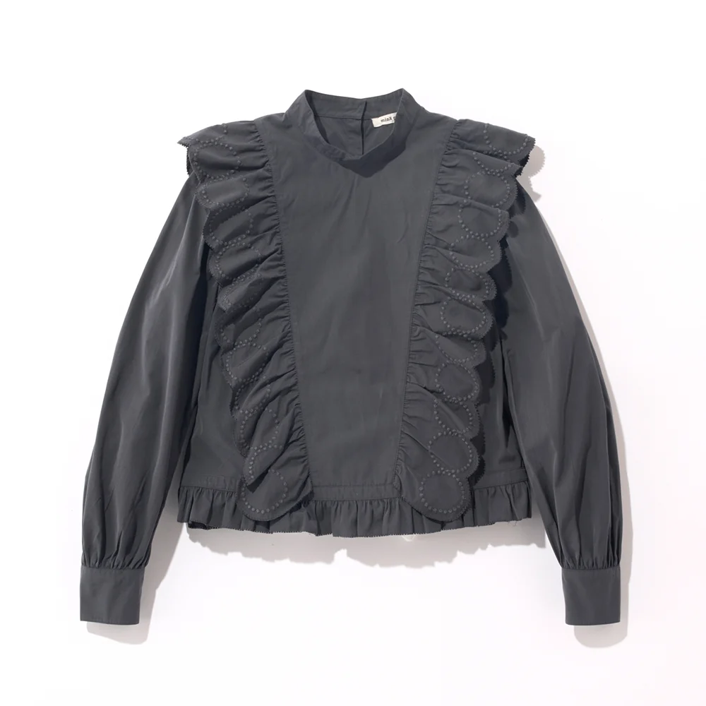 ブラウス¥63,800／ミナ ペルホネン