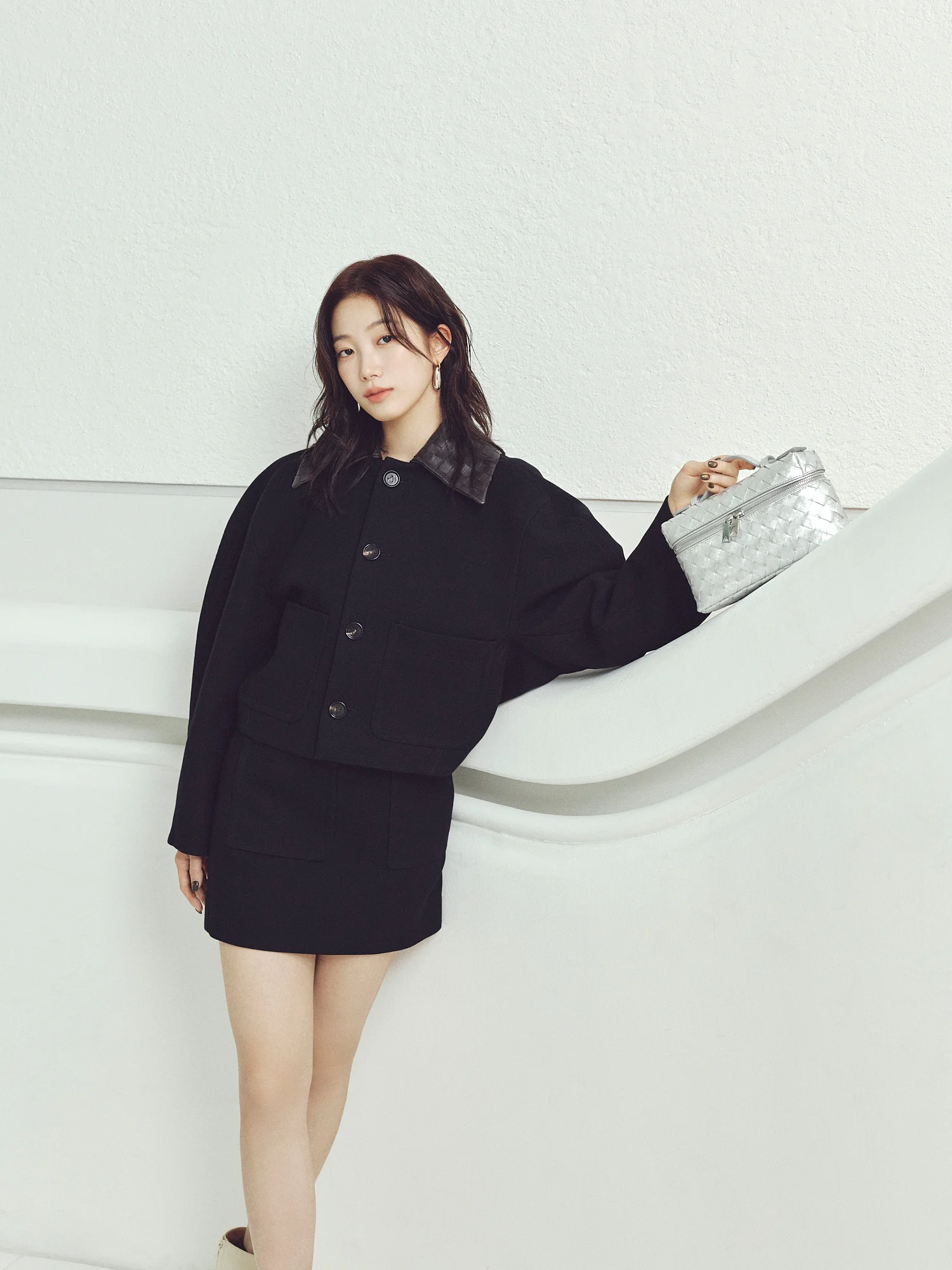 バッグ「バン バン」〈H12.5×W22×D5cm〉¥ 533,500・ジャケット￥540,100・スカート￥220,000・イヤリング￥150,700（参考価格）／ボッテガ・ヴェネタ ジャパン（ボッテガ・ヴェネタ）