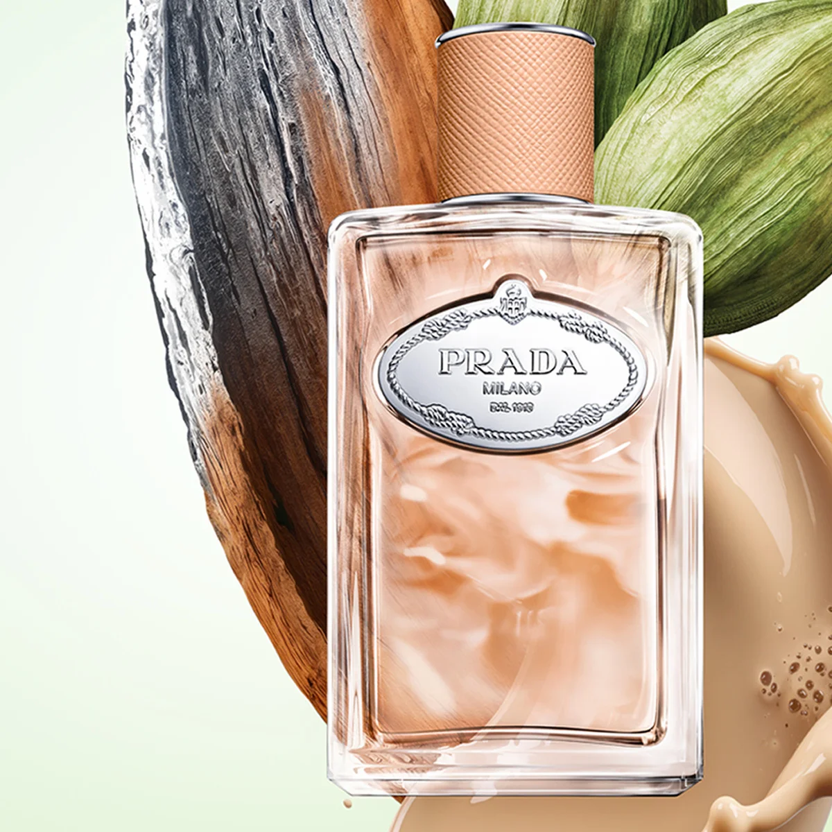 【プラダ ビューティ】新フレグランスは、やわらかさの中に刺激が潜む“サンタル チャイ”の香り