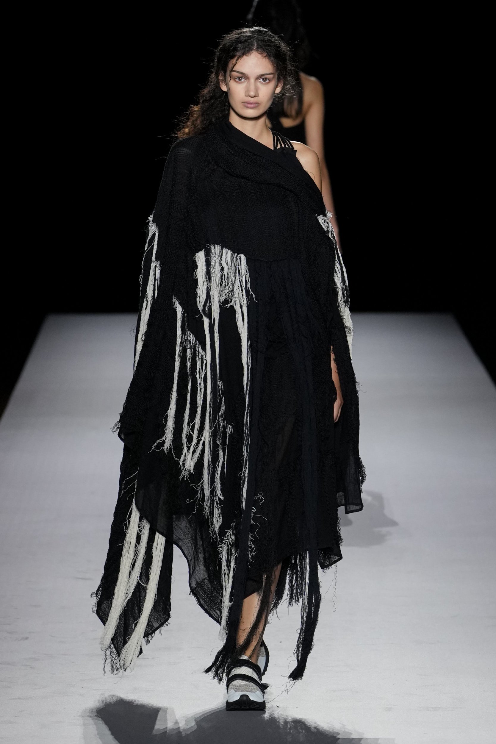 2027年春夏コレクション_YOHJI YAMAMOTO(ヨウジヤマモト)_モデル_34