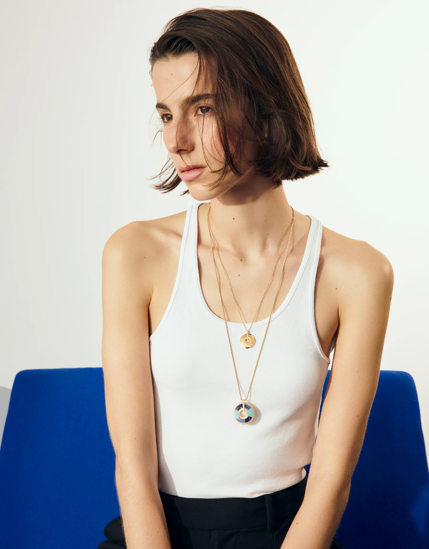 PIAGET　差し色はブルー　ピアジェのジュエリーが彩る夏の装いの画像3