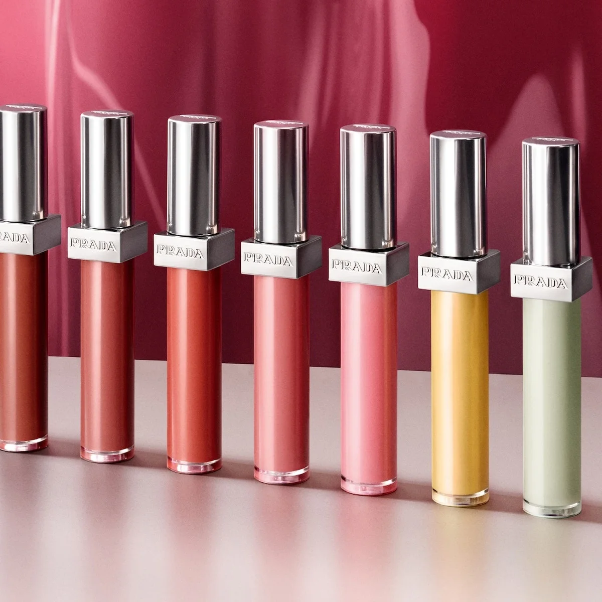 ひと塗りでモードな唇に。【プラダ ビューティ】ブランド初のリップグロスが誕生！