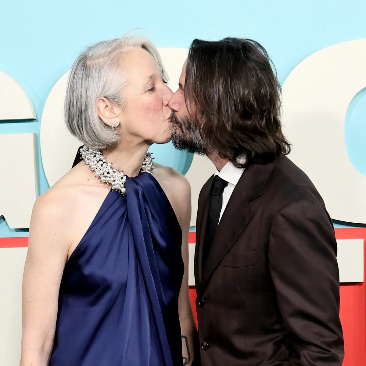 キアヌ・リーブス、夜のスケートデートでのキスショットを公開！ 恋人による投稿には、2026冬季オリンピックに出場するアスリートに向けたエールも