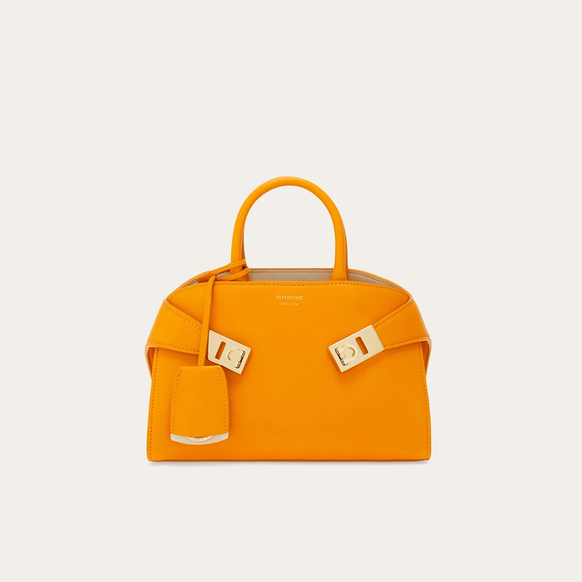 FERRAGAMO　HUGバッグ、モダニティと美しさを抱きしめての画像2-1