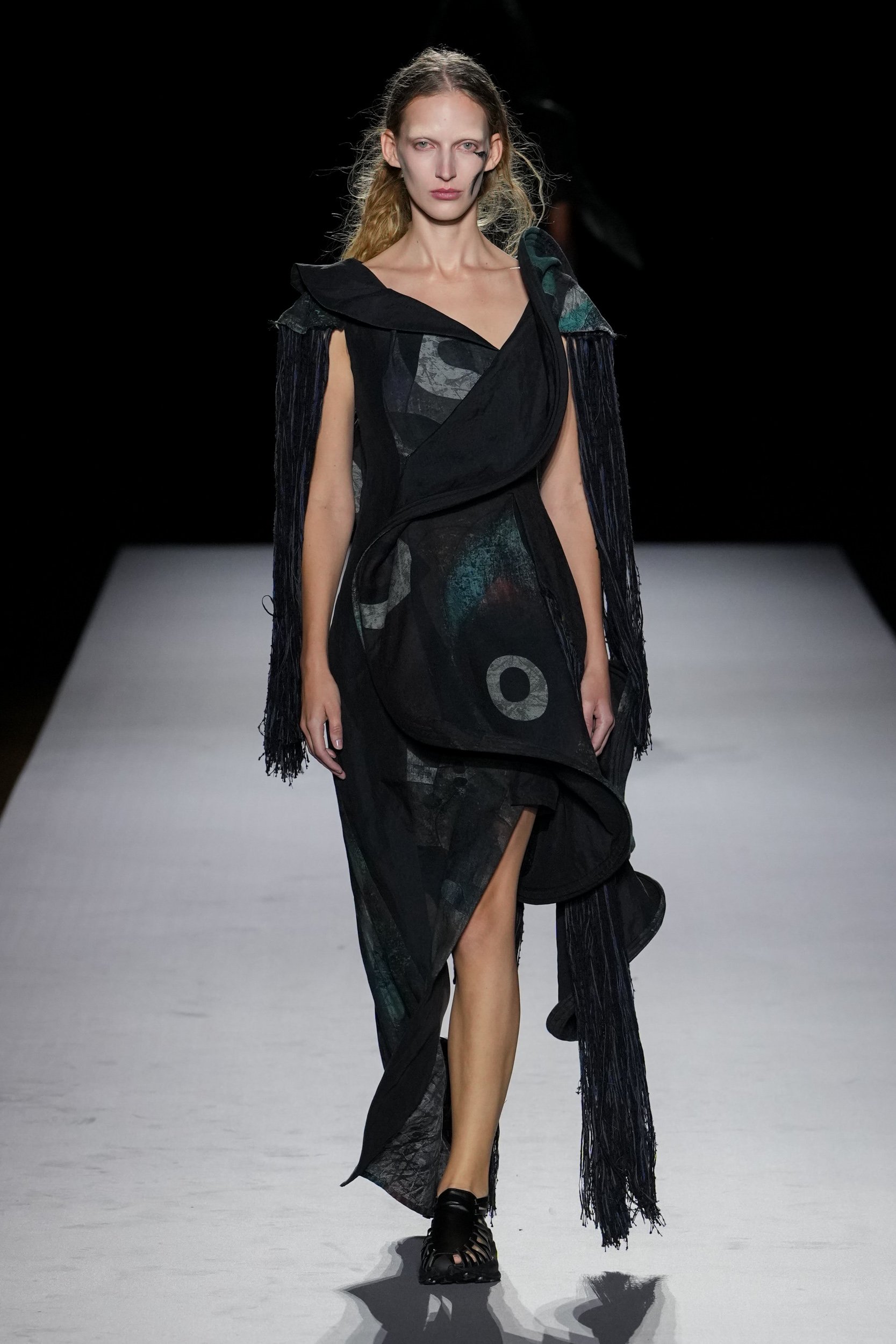 2027年春夏コレクション_YOHJI YAMAMOTO(ヨウジヤマモト)_モデル_17