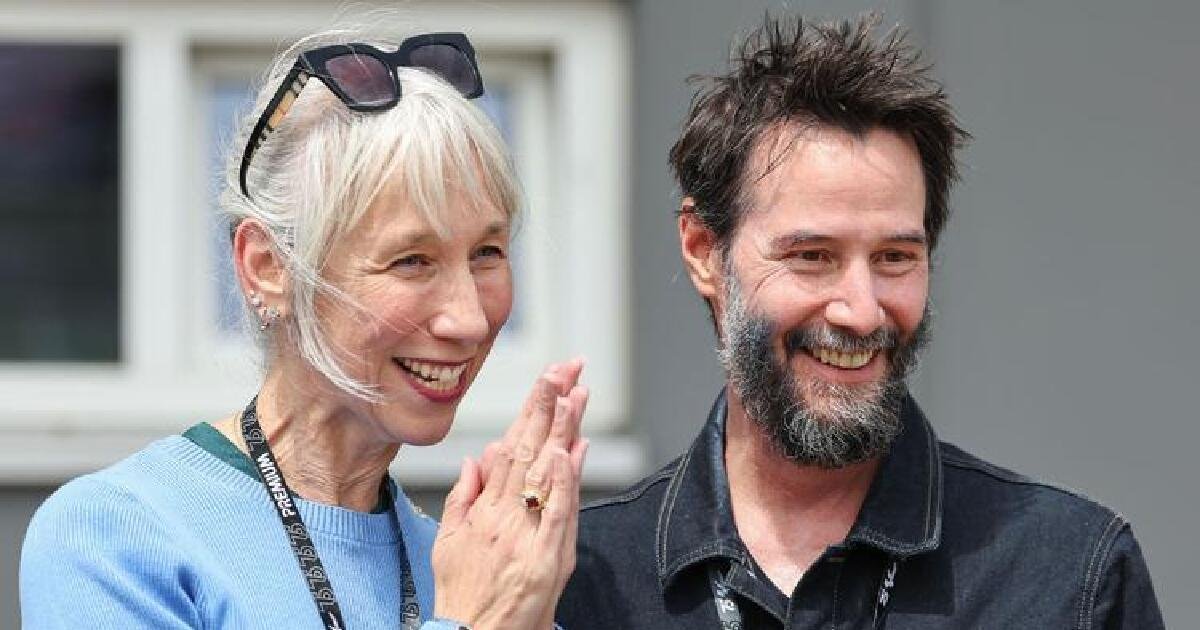 キアヌリーブス様 AirPods キアヌ・リーブス、恋人アレクサンドラ・グラントとレース観戦