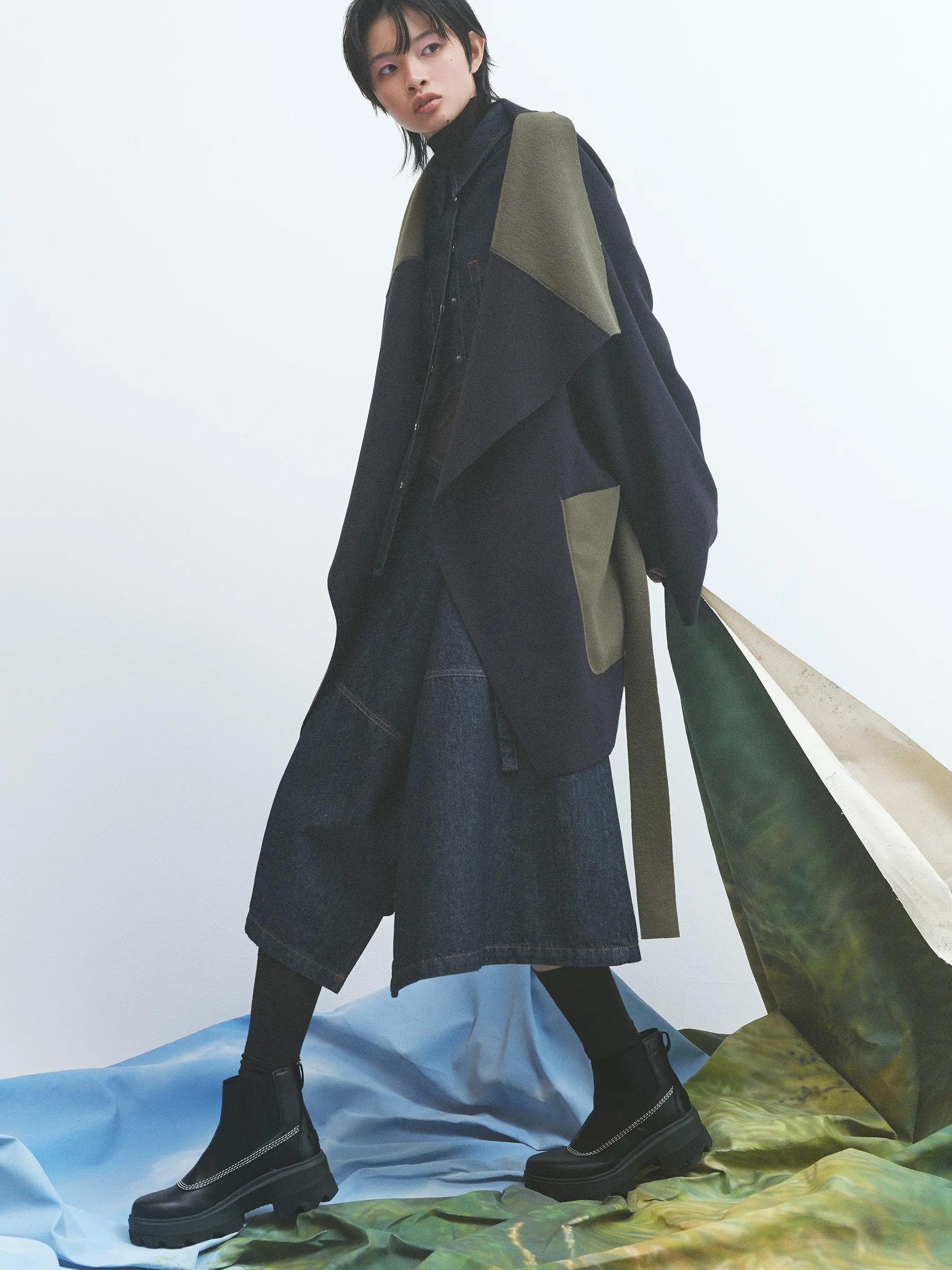 ブーツ「ジョアンフォーワード チェルシー」〈H6.5cm〉￥26,400／コロンビアスポーツウェアジャパン（ソレル）　コート￥31900／ジャック・オブ・オール・トレーズ プレスルーム（ケラウズランブラ）03-3401-5001　デニムシャツ￥35,420・デニムスカート￥33,440／ティースクエア プレスルーム（テラ）03-5770-7068　タートルネックトップス￥29,700／ミラベラ（カナコ サカイ）0570-008-010　ソックス／スタイリスト私物