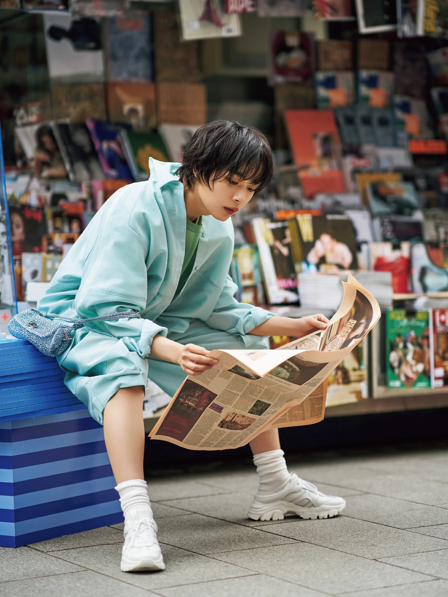 ジャケット￥462,000・中に着たトップス￥160,600・スカート￥297,000・バッグ〈Ｈ19×Ｗ25×Ｄ10〉￥379,500・サンダル〈ヒール11㎝〉￥627,000（参考価格）／サンローラン クライアントサービス（サンローラン バイ アンソニー・ヴァカレロ）