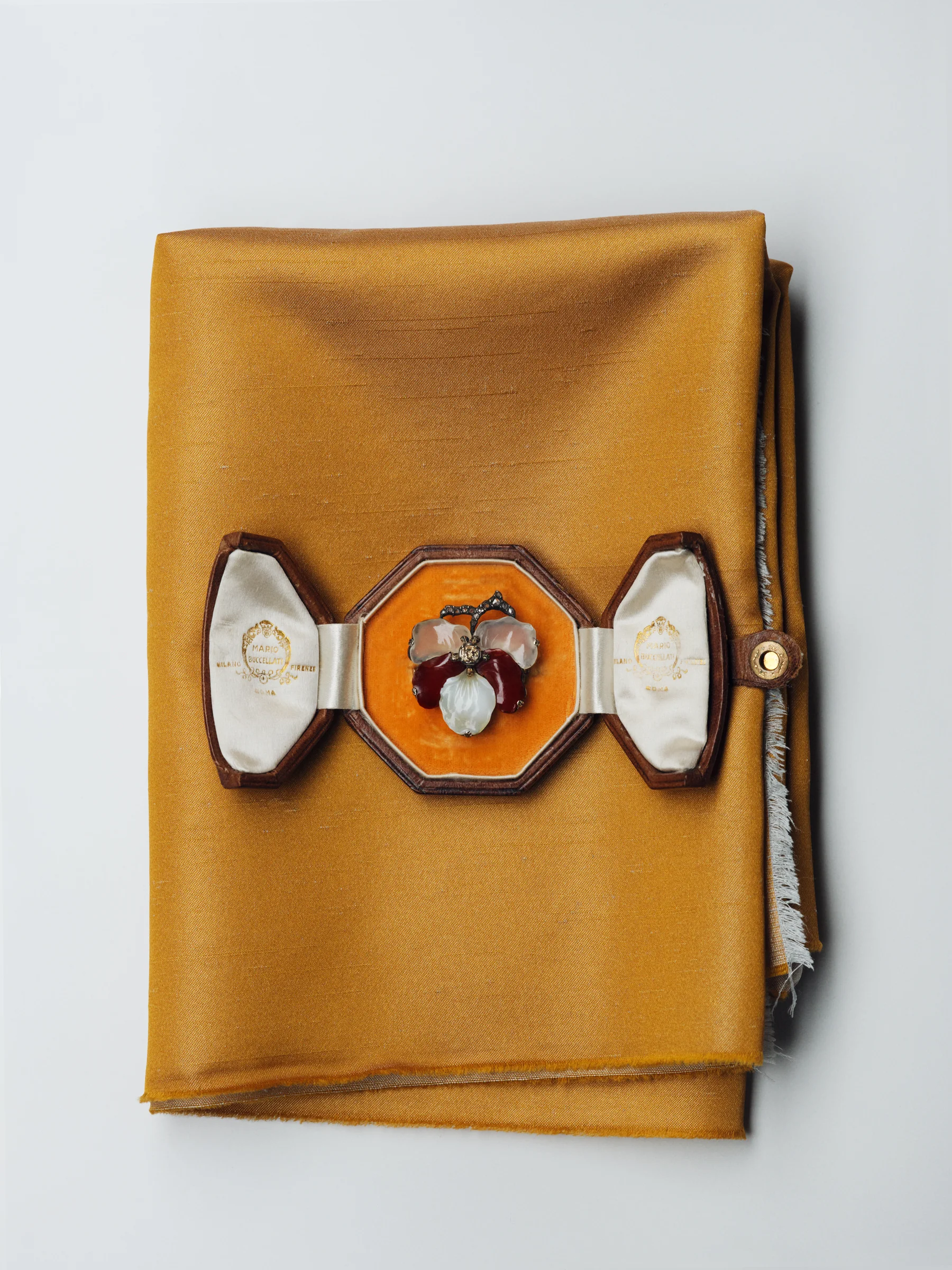 「フローラル ビューティ」オーキッドブローチ 〈ダイヤモンド、カルセドニー、ロッククリスタル〉（ミュージアムピースとしての展示品。販売不可）／ブチェラッティ