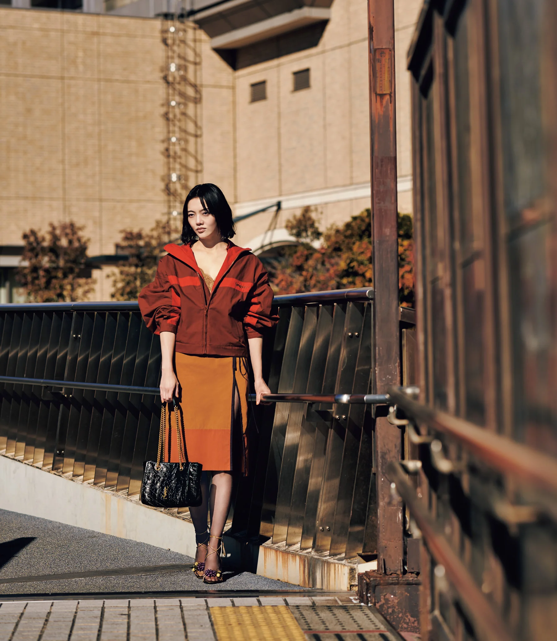 ジャケット￥462,000・中に着たトップス￥160,600・スカート￥297,000・バッグ〈Ｈ19×Ｗ25×Ｄ10〉￥379,500・サンダル〈ヒール11㎝〉￥627,000（参考価格）／サンローラン クライアントサービス（サンローラン バイ アンソニー・ヴァカレロ）