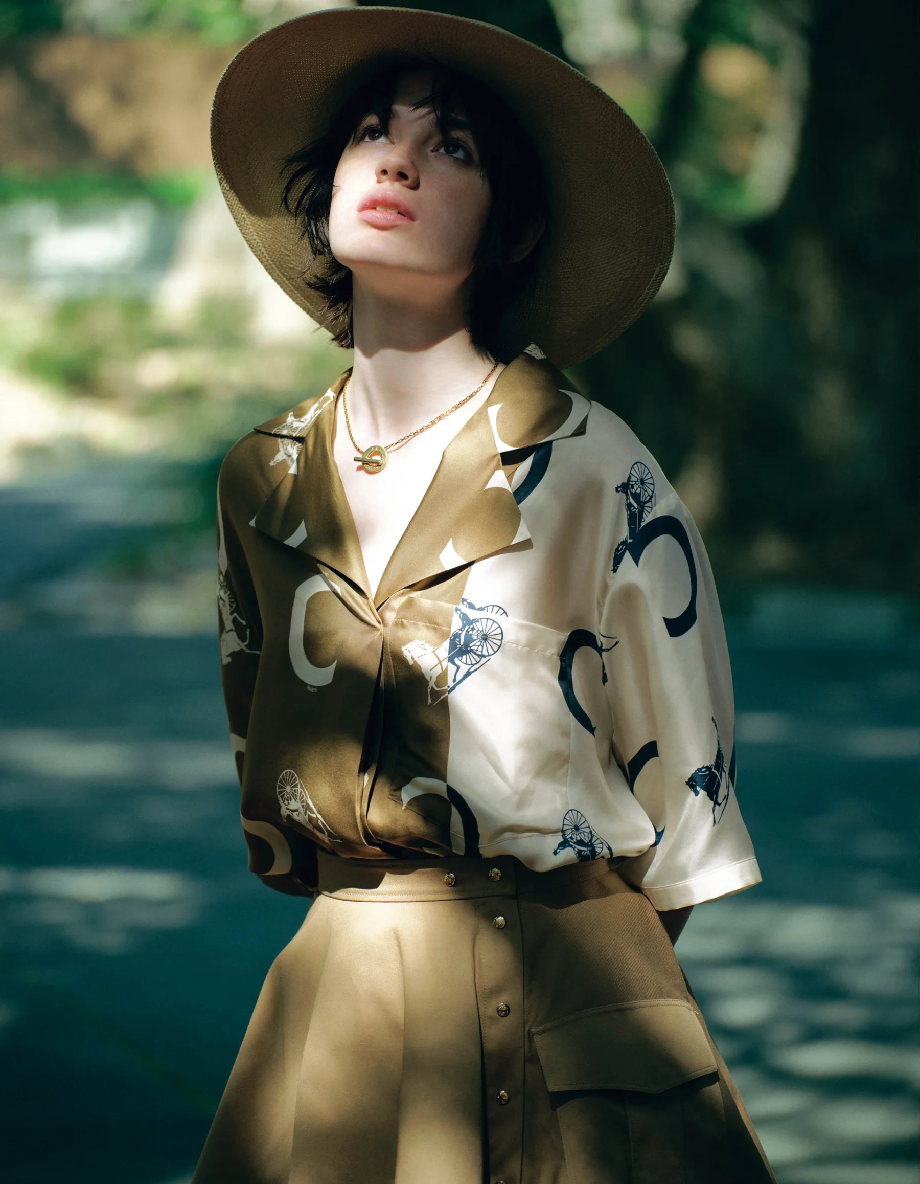 ドレス￥500,500（予定価格）・靴（参考色）￥146,300（予定価格）／ロエベ ジャパン クライアントサービス（ロエベ）×Ｗ14.4×Ｄ19.5〉￥488,400・ニット￥223,300・パンツ￥150,700・スニーカー￥189,200／ロエベ ジャパン クライアントサービス（ロエベ）