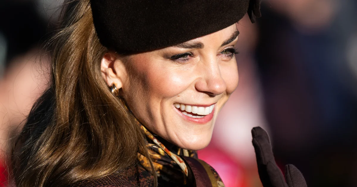 キャサリン皇太子妃が英国王室恒例のクリスマス礼拝で、チェック柄