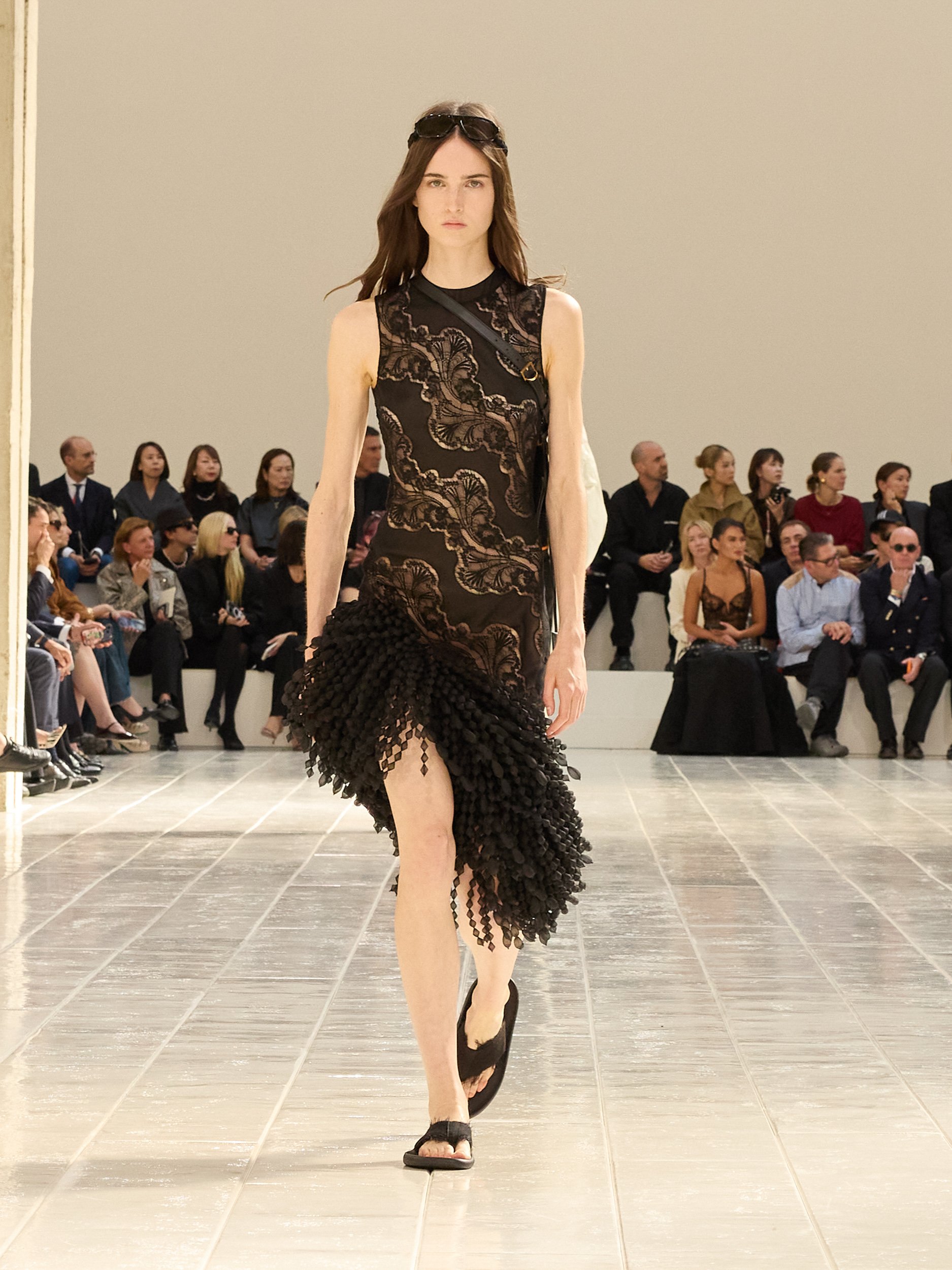 2027年春夏コレクション_BALENCIAGA(バレンシアガ)_モデル_31