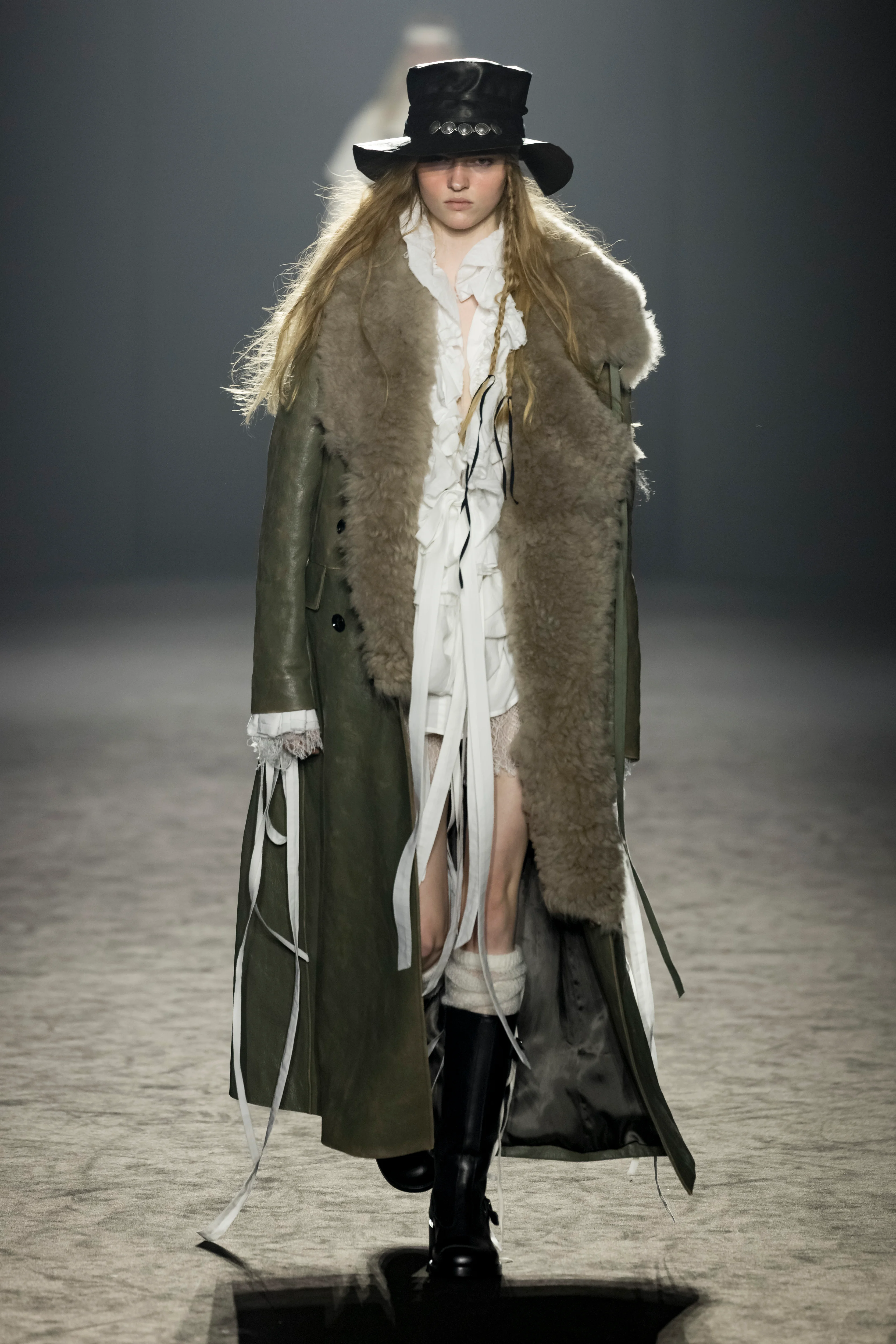 2025年秋冬コレクション_ANN DEMEULEMEESTER(アン ドゥムルメステール)_モデル_23