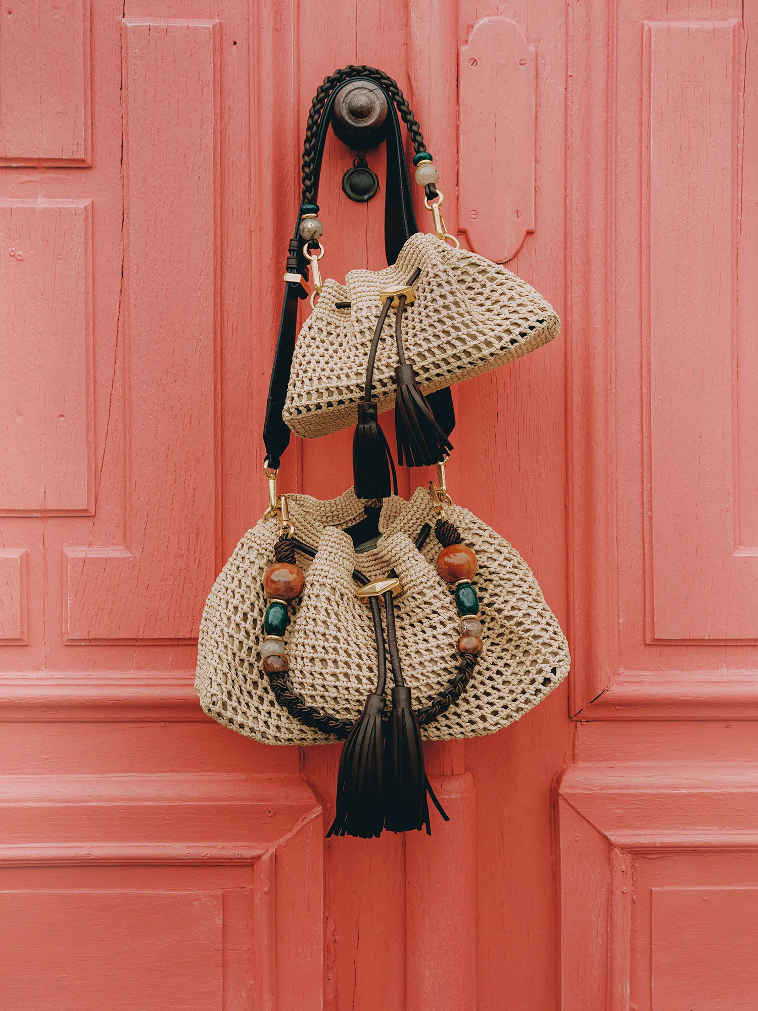 「CINCH SMALL」バッグ〈H14×W24×D8cm〉¥213,400・「CHINCH MEDIUM」バッグH16×W35×D13cm〉¥330,000／ジミー チュウ