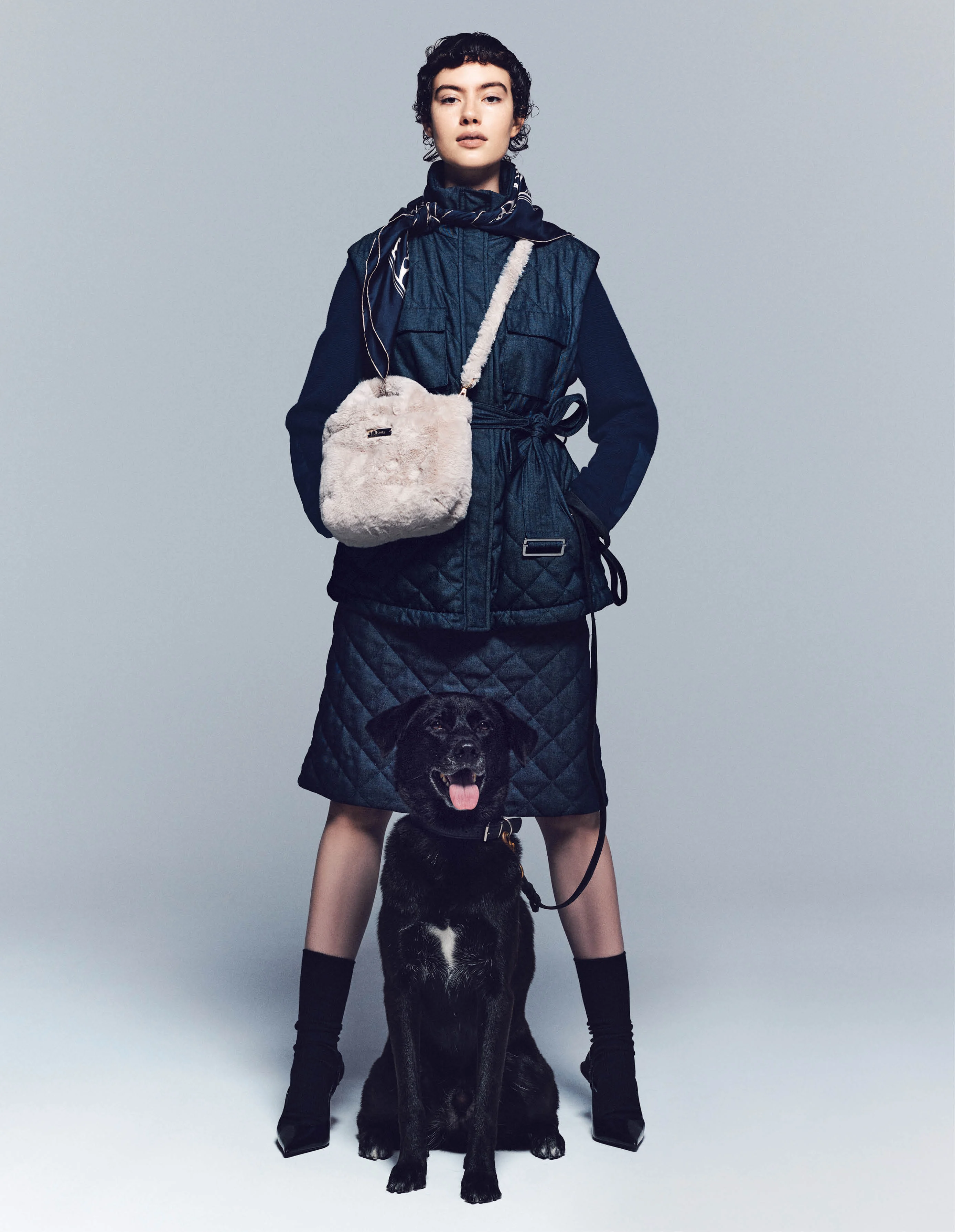 ベスト￥225,500・スカート￥99,000・バッグ￥59,400・中に着たニット（メンズアイテム）・スカーフ（ともに参考商品）／ヘルノ・ジャパン（ヘルノ）　靴下・靴／スタイリスト私物
