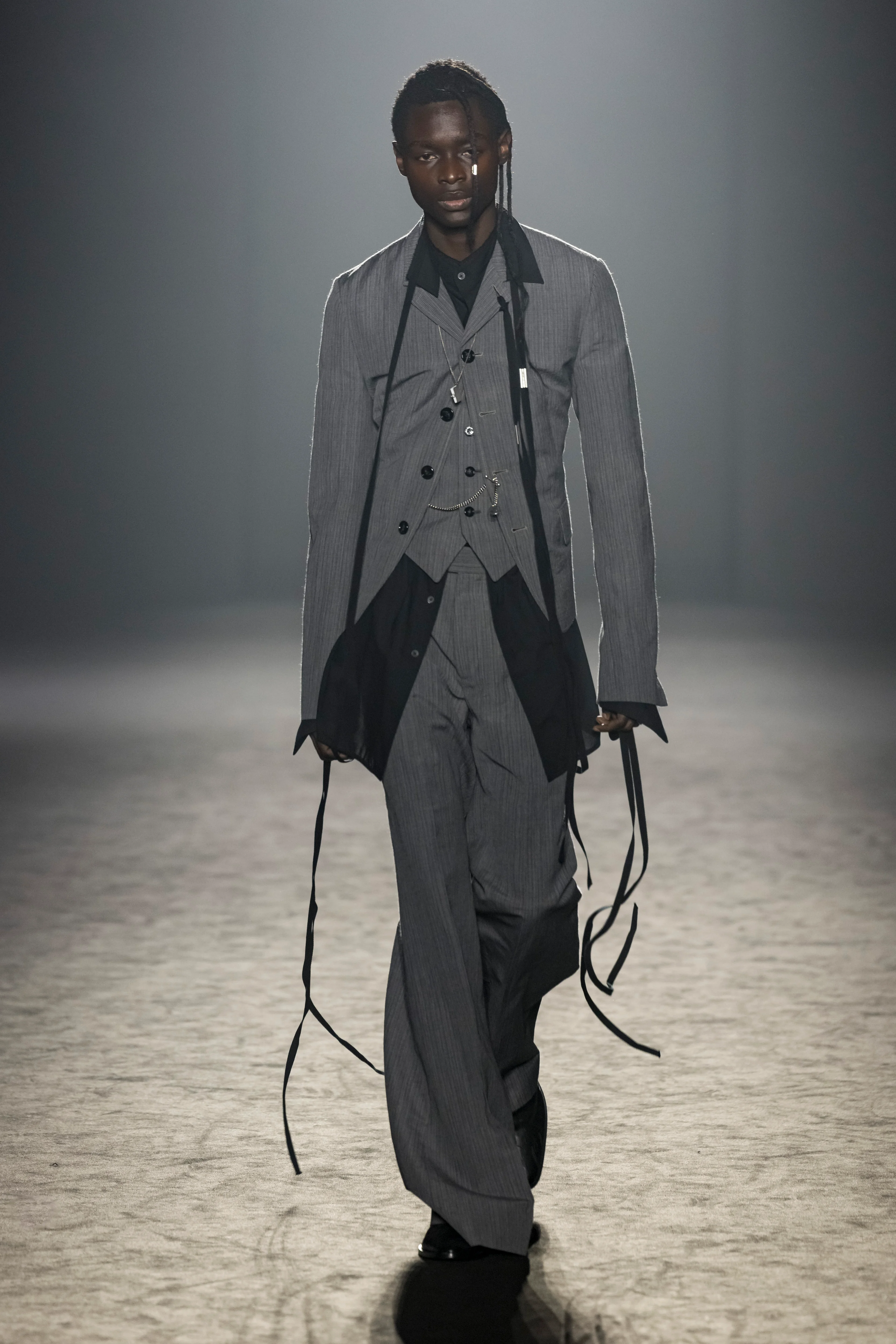 2025年秋冬コレクション_ANN DEMEULEMEESTER(アン ドゥムルメステール)_モデル_13