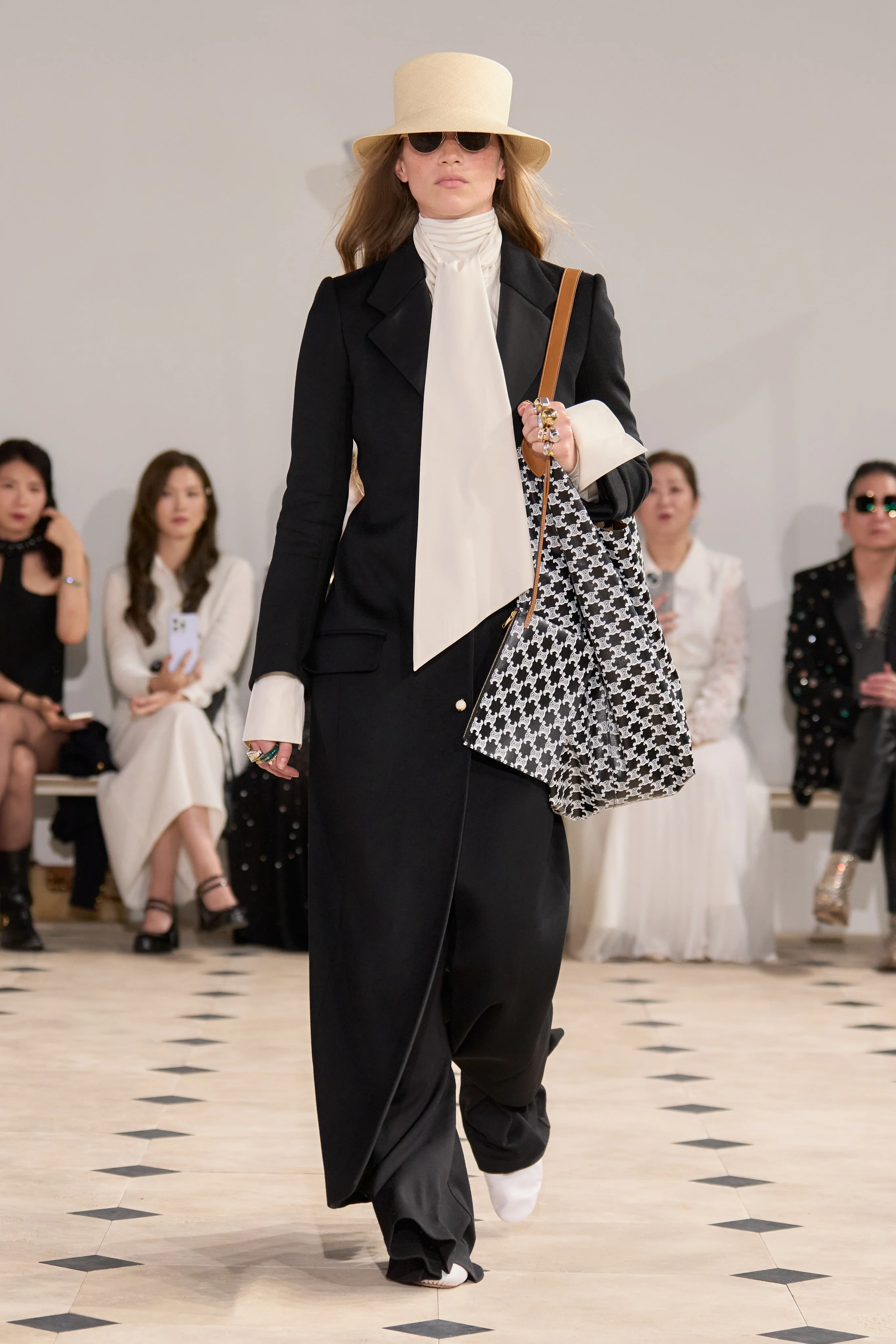2026年リゾートコレクション_CELINE(セリーヌ)_モデル_16
