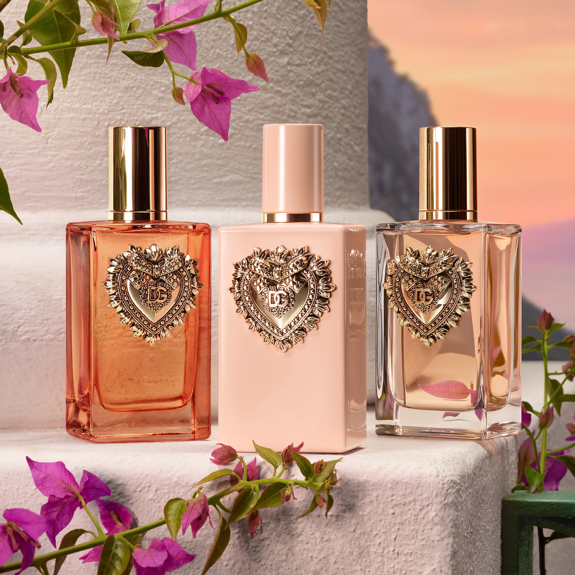 （右から）ドルチェ＆ガッバーナ ディヴォーション オードパルファム 50ml ￥17,490、100ml ￥23,430 ドルチェ＆ガッバーナ マイ ディヴォーション オードパルファム インテンス 50ml ￥19,250、100ml ￥25,850 ドルチェ＆ガッバーナ ディヴォーション オードパルファム インテンス 50ml ￥19,250、100ml ￥25,850
