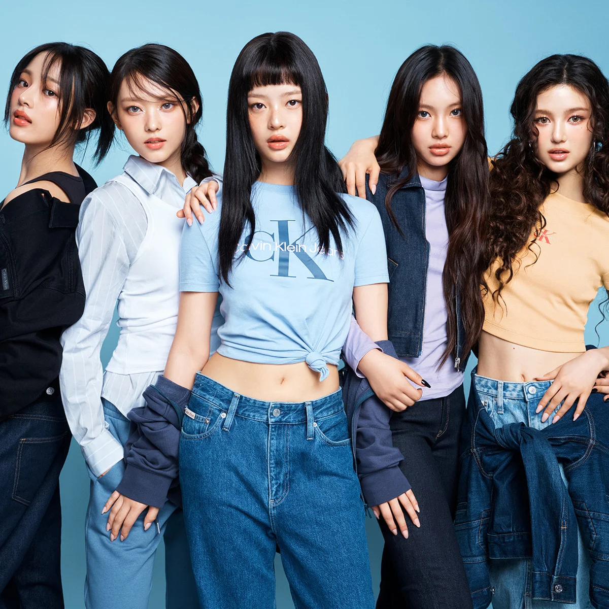 独占フォトも！ #NewJeans が【カルバン・クライン】の最新キャンペーンビジュアルに登場！ メンバー5人へのスペシャルインタビュー