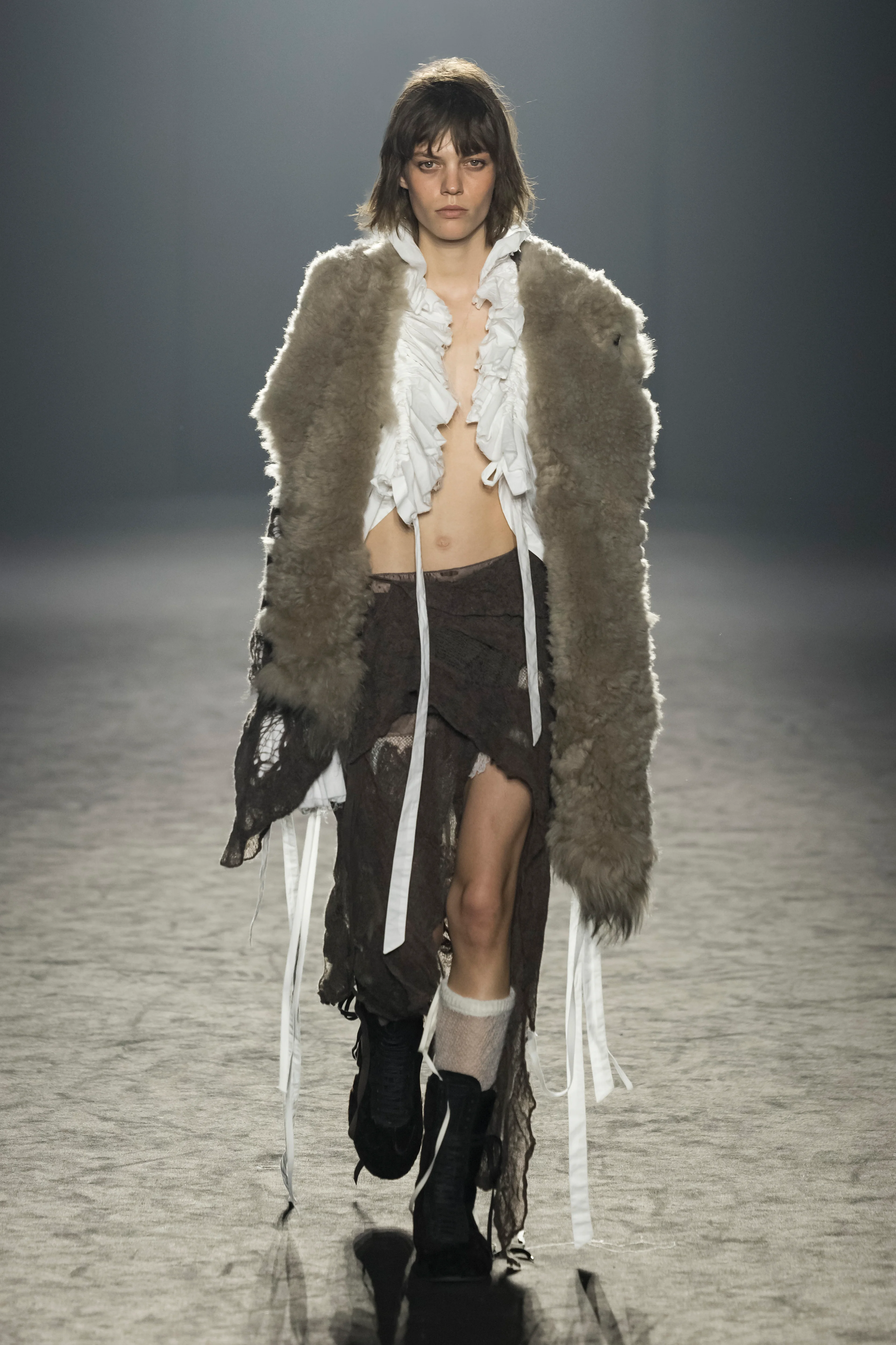 2025年秋冬コレクション_ANN DEMEULEMEESTER(アン ドゥムルメステール)_モデル_18