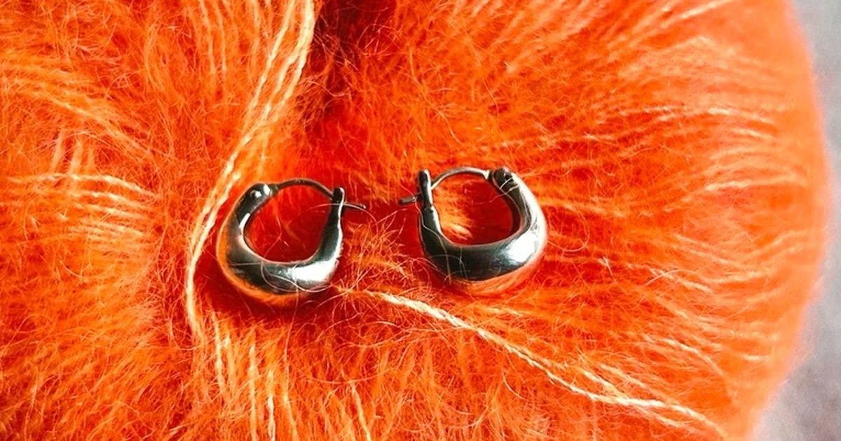 ニットの季節に【ASAMIFUJIKAWA】のシルバーピアスの実力を知る