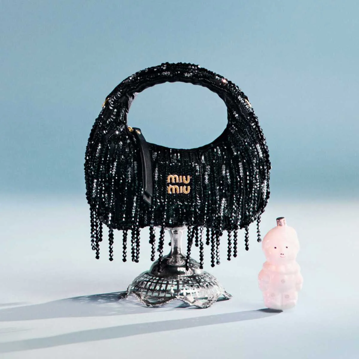 【ミュウミュウ】から2025年ホリデーコレクションが登場。スパンコール輝くバッグなど、新作をラインナップ