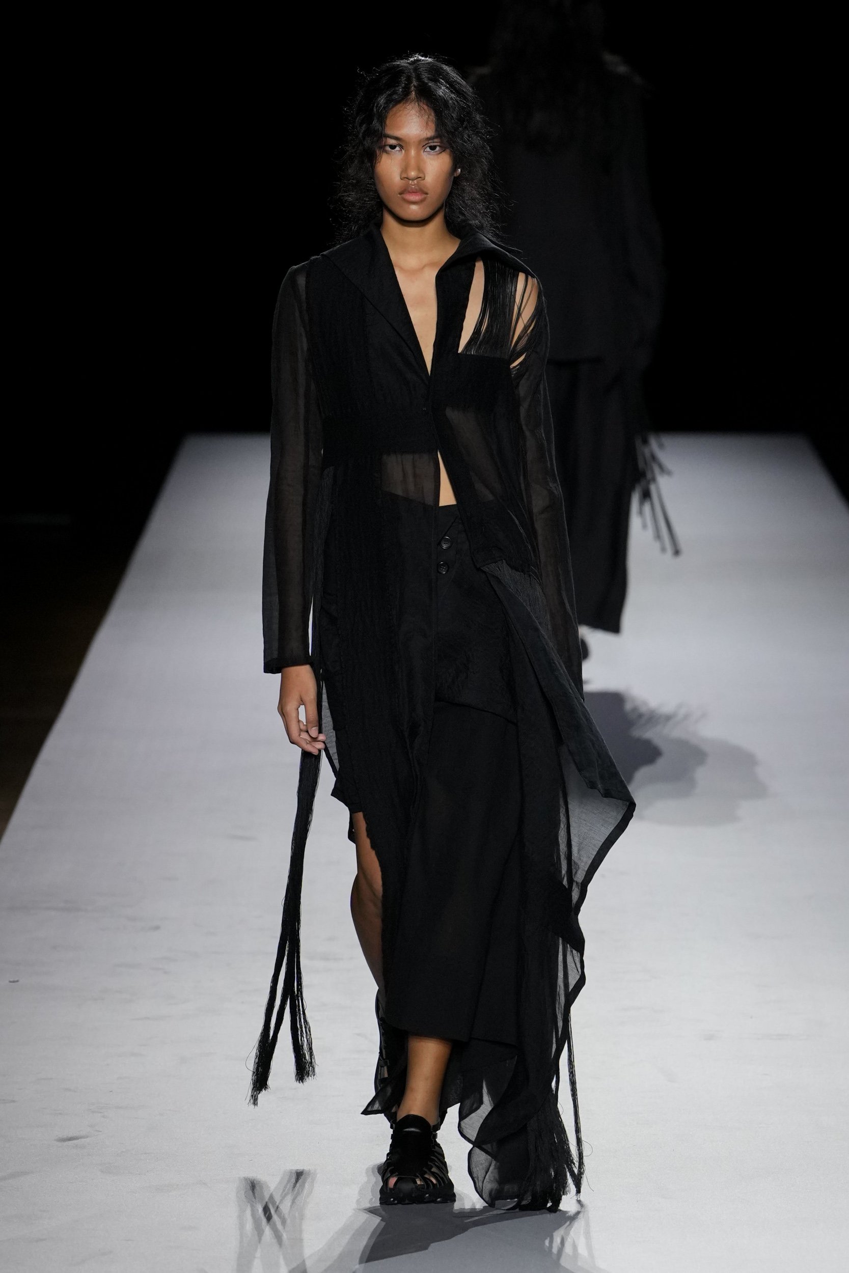 2027年春夏コレクション_YOHJI YAMAMOTO(ヨウジヤマモト)_モデル_22