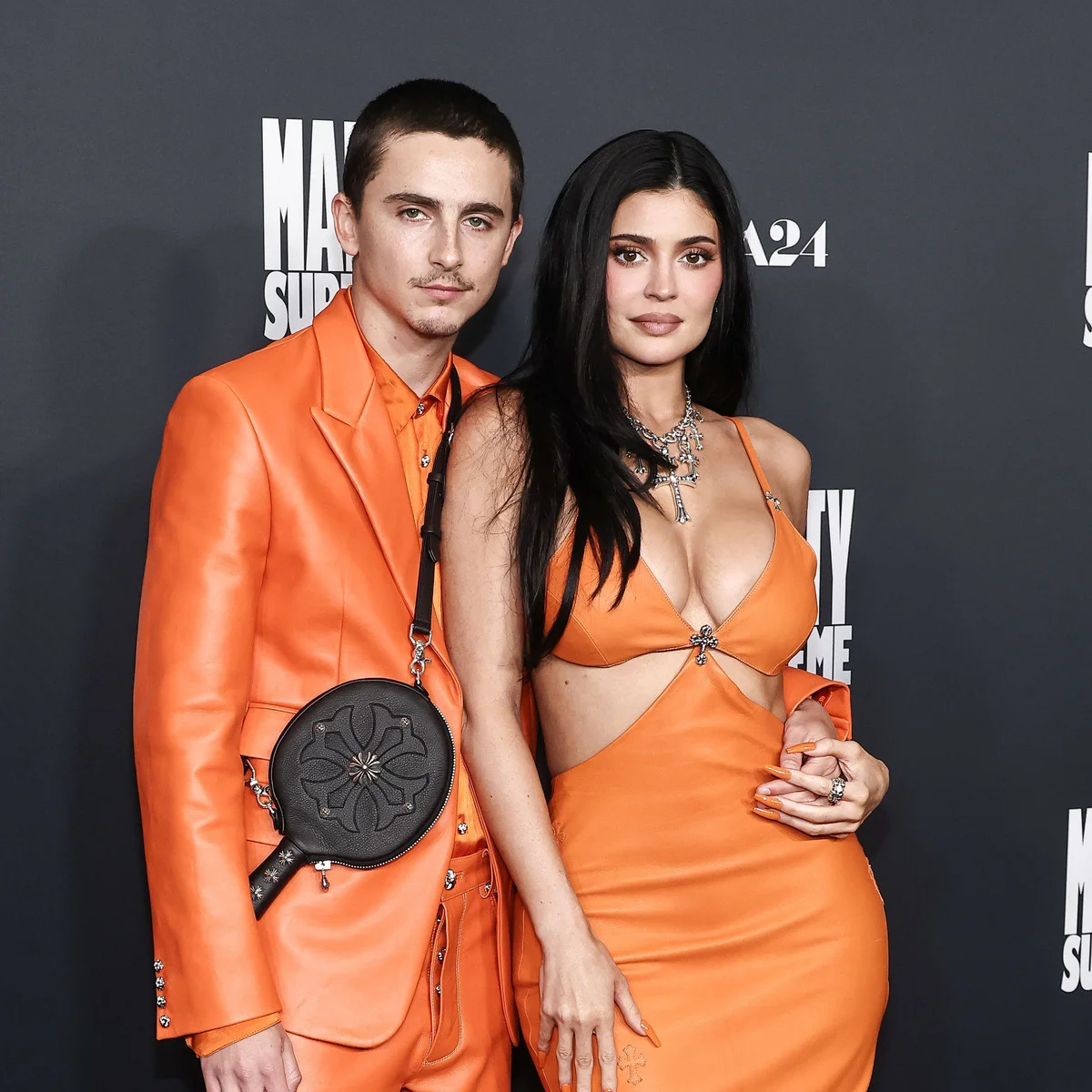 ティモシー・シャラメがカイリー・ジェンナーとオレンジペアルックで登場！主演の『マーティ・シュプリーム 世界をつかめ』のグッズを母クリス・ジェンナーをはじめ錚々たるセレブたちが愛用中！