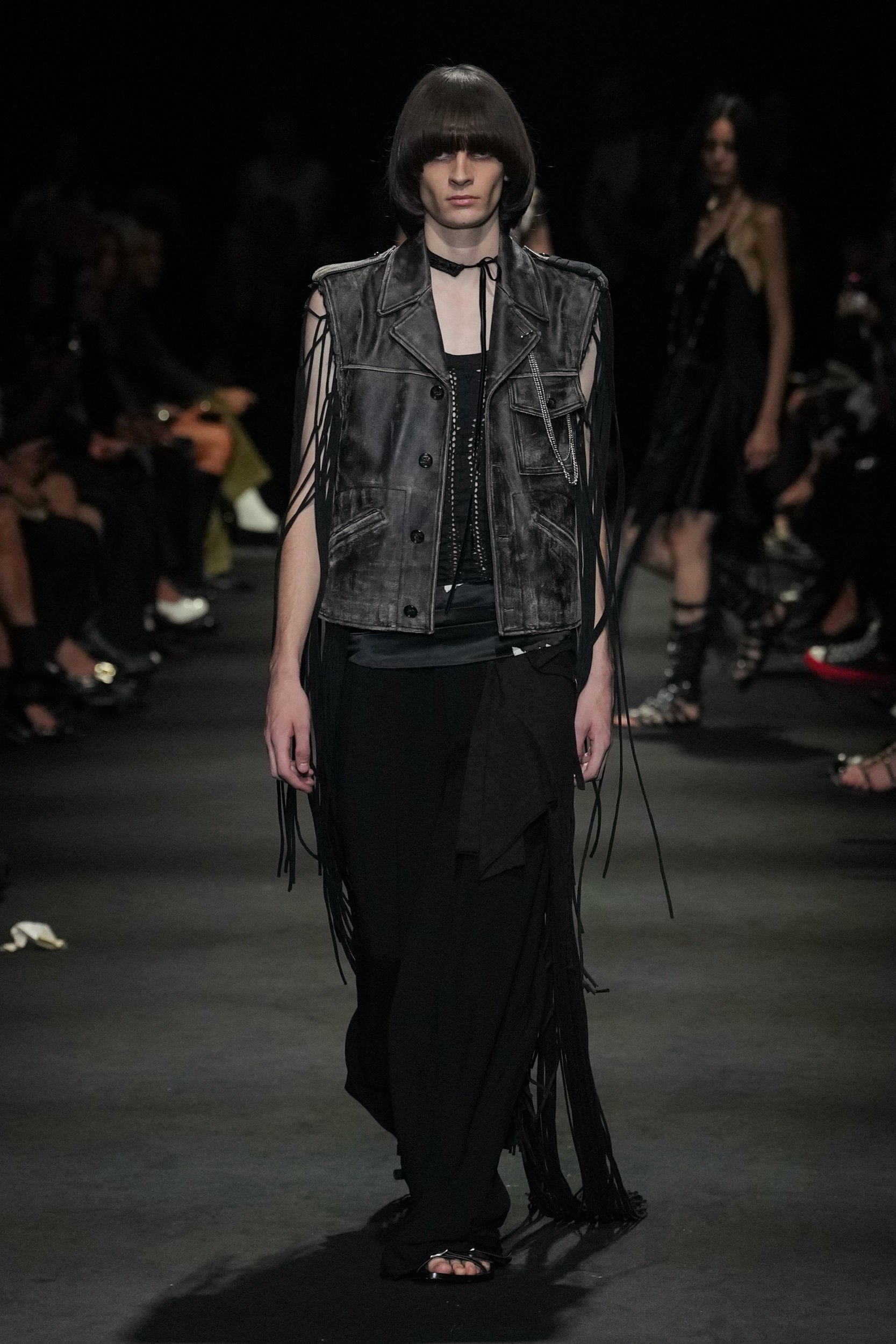 2027年春夏コレクション_ANN DEMEULEMEESTER(アン ドゥムルメステール)_モデル_20