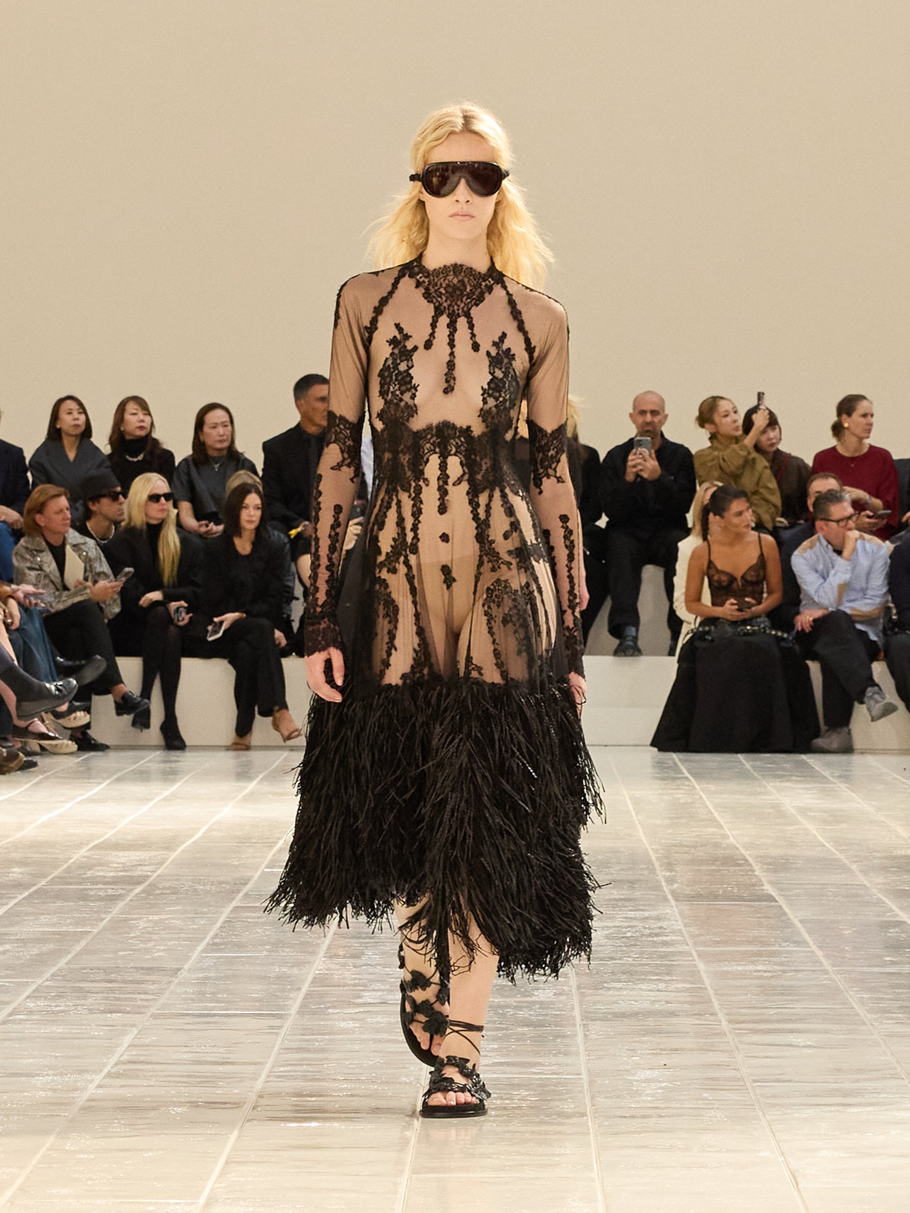 2027年春夏コレクション_BALENCIAGA(バレンシアガ)_モデル_63