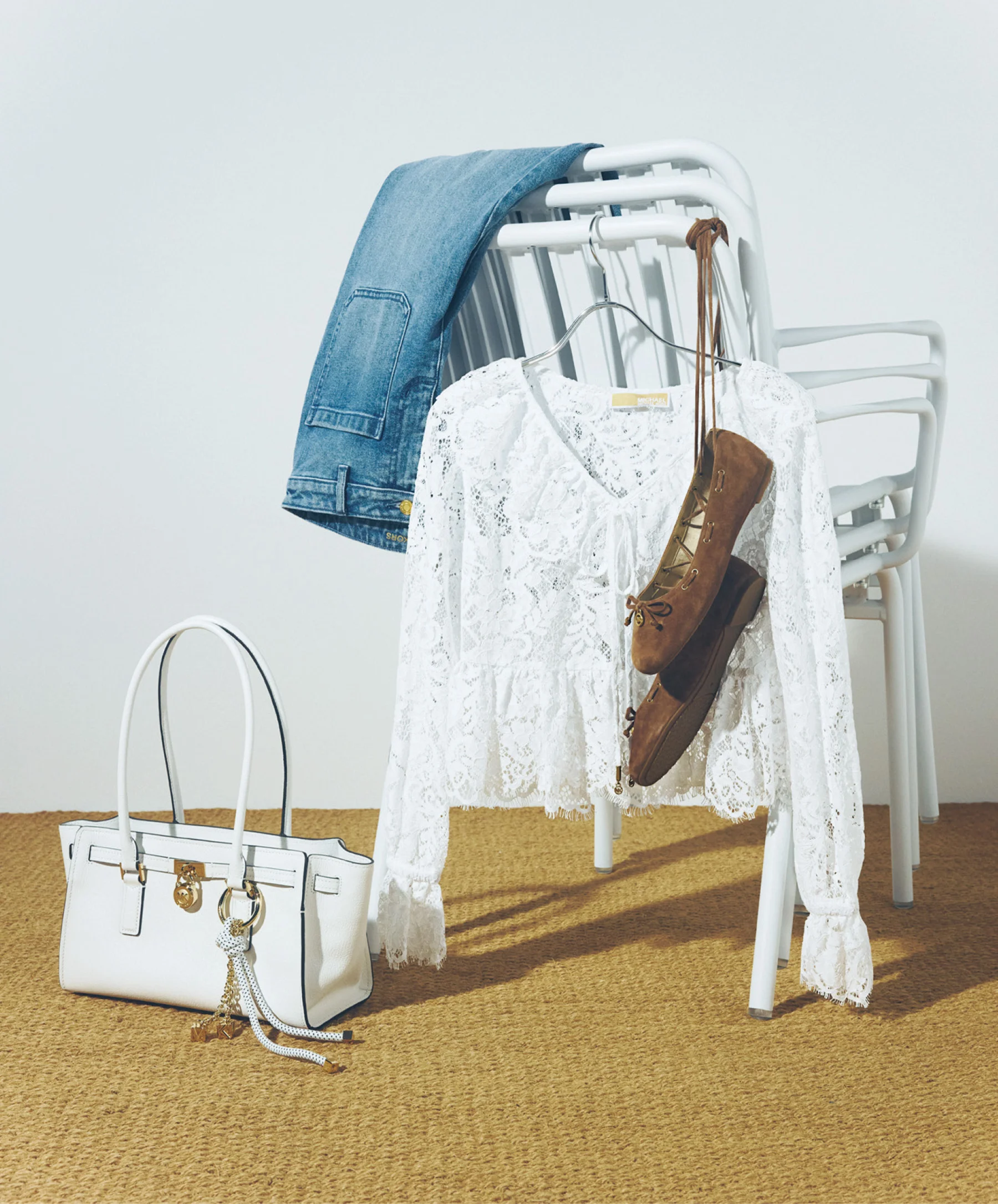 バッグ「ハミルトン・モダン サッチェル ラージ」〈Ｈ30×Ｗ36×Ｄ16.5〉￥62,700（マイケル マイケル・コース）・ウィンド ブレーカー￥52,800・ポロシャツ￥29,700・パンツ￥52,800・スニーカー￥33,000（すべてマイケル・コース メンズ）