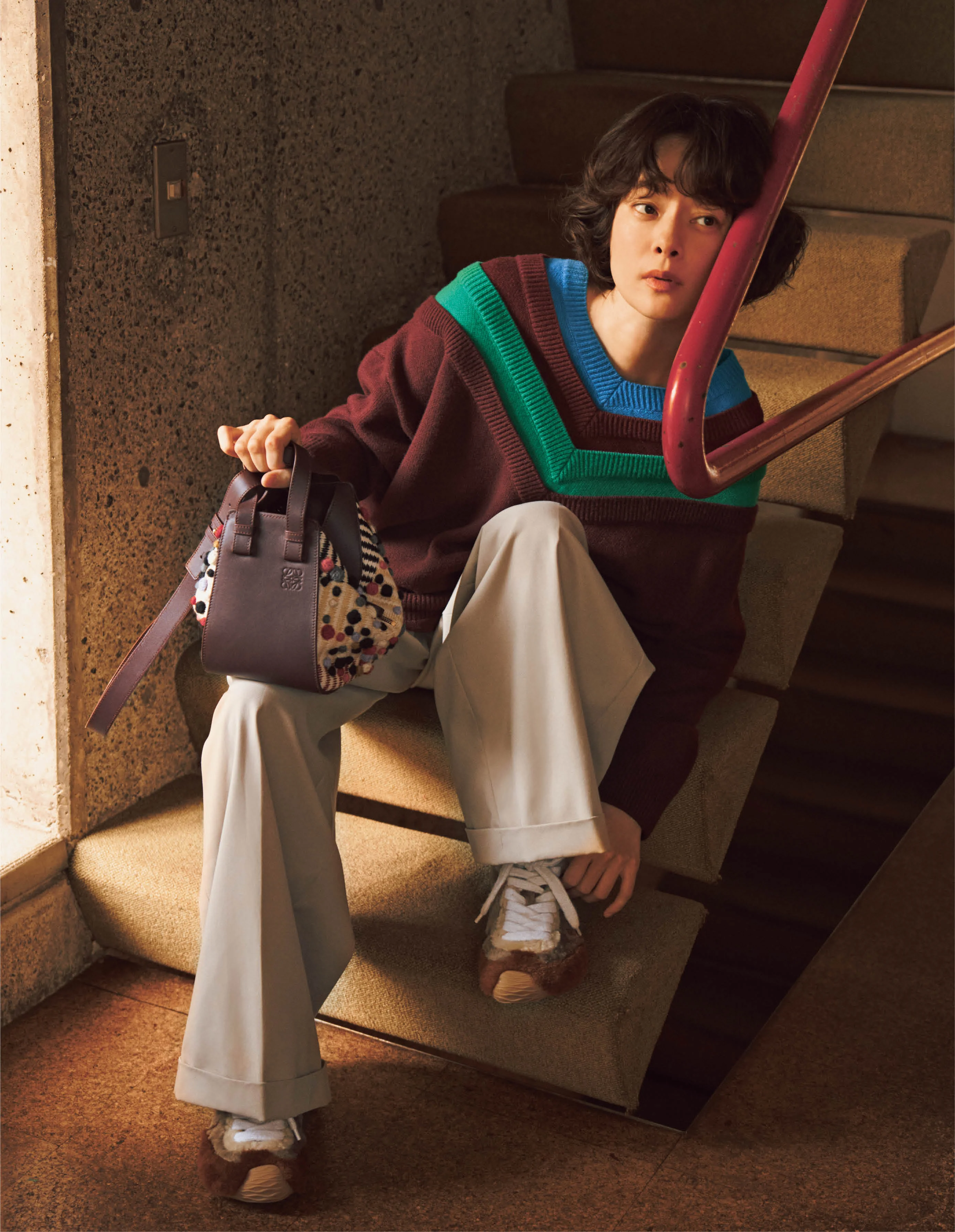 バッグ「ハンモック コンパクト」〈Ｈ20.8×Ｗ14.4×Ｄ19.5〉￥488,400・ニット￥223,300・パンツ￥150,700・スニーカー￥189,200／ロエベ ジャパン クライアントサービス（ロエベ）