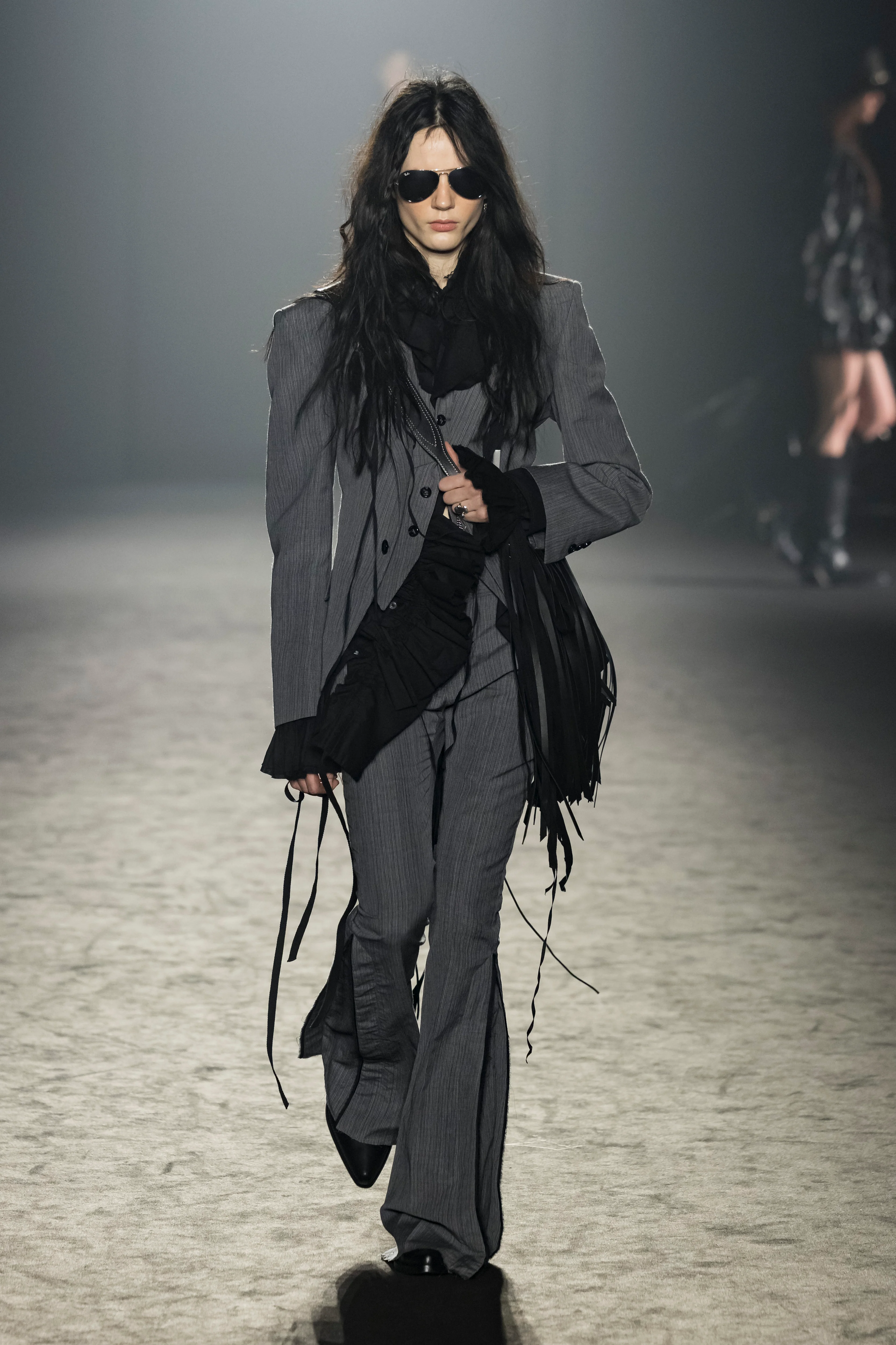 2025年秋冬コレクション_ANN DEMEULEMEESTER(アン ドゥムルメステール)_モデル_11