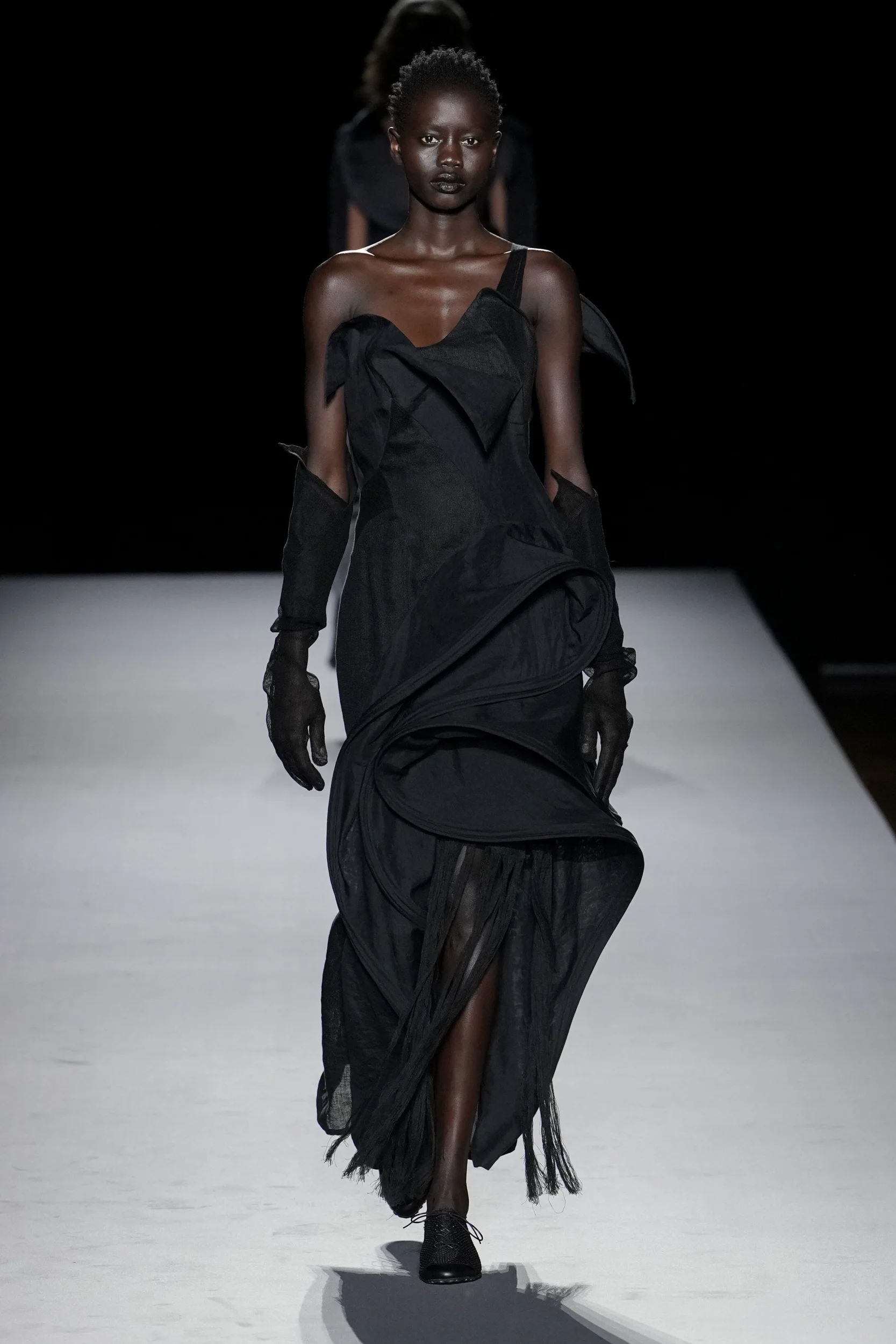 2027年春夏コレクション_YOHJI YAMAMOTO(ヨウジヤマモト)_モデル_2