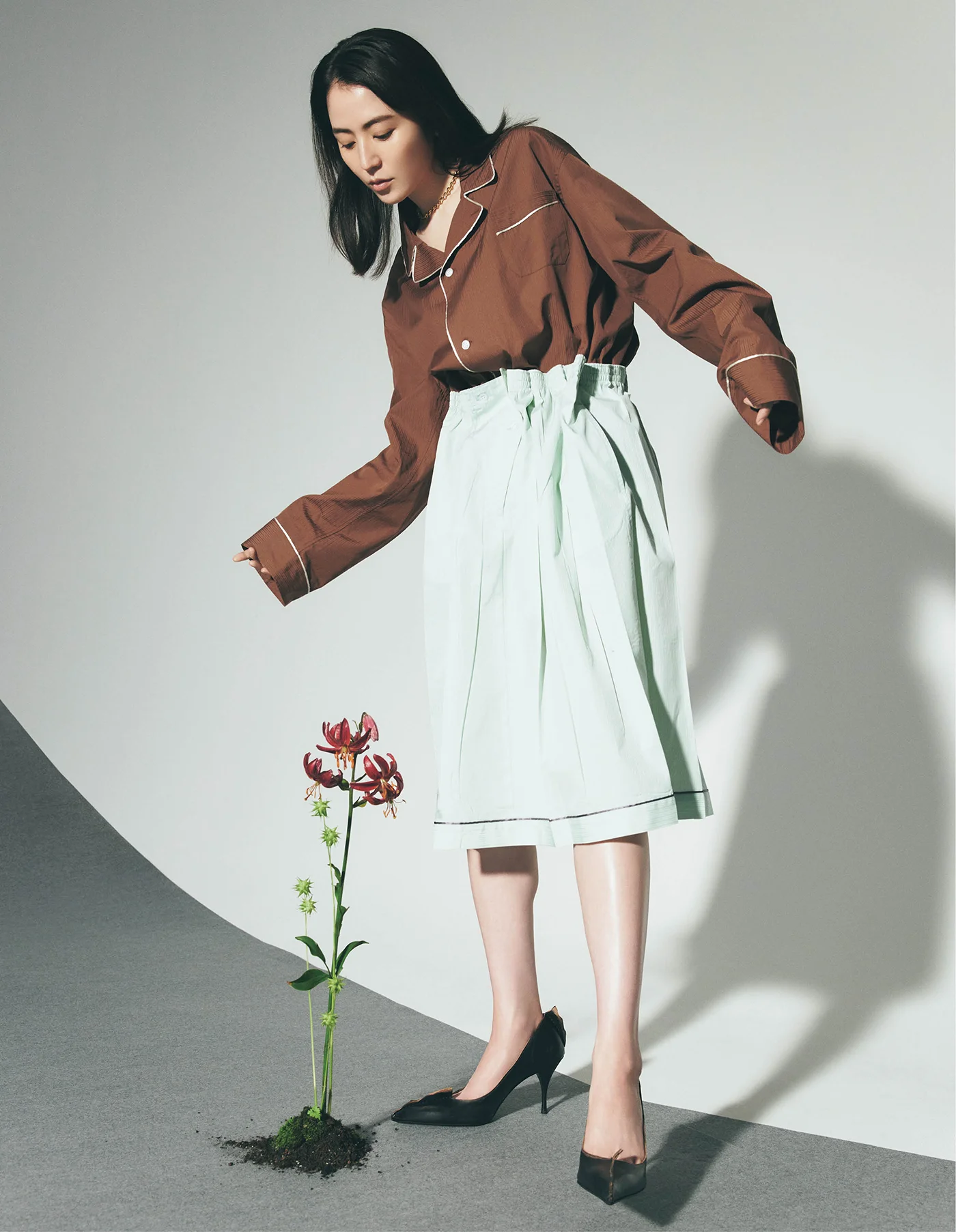 シャツ￥319,000・スカート￥242,000・靴￥214,500・ネックレス￥2,310,000（すべて予定価格）／プラダ クライアントサービス（プラダ）