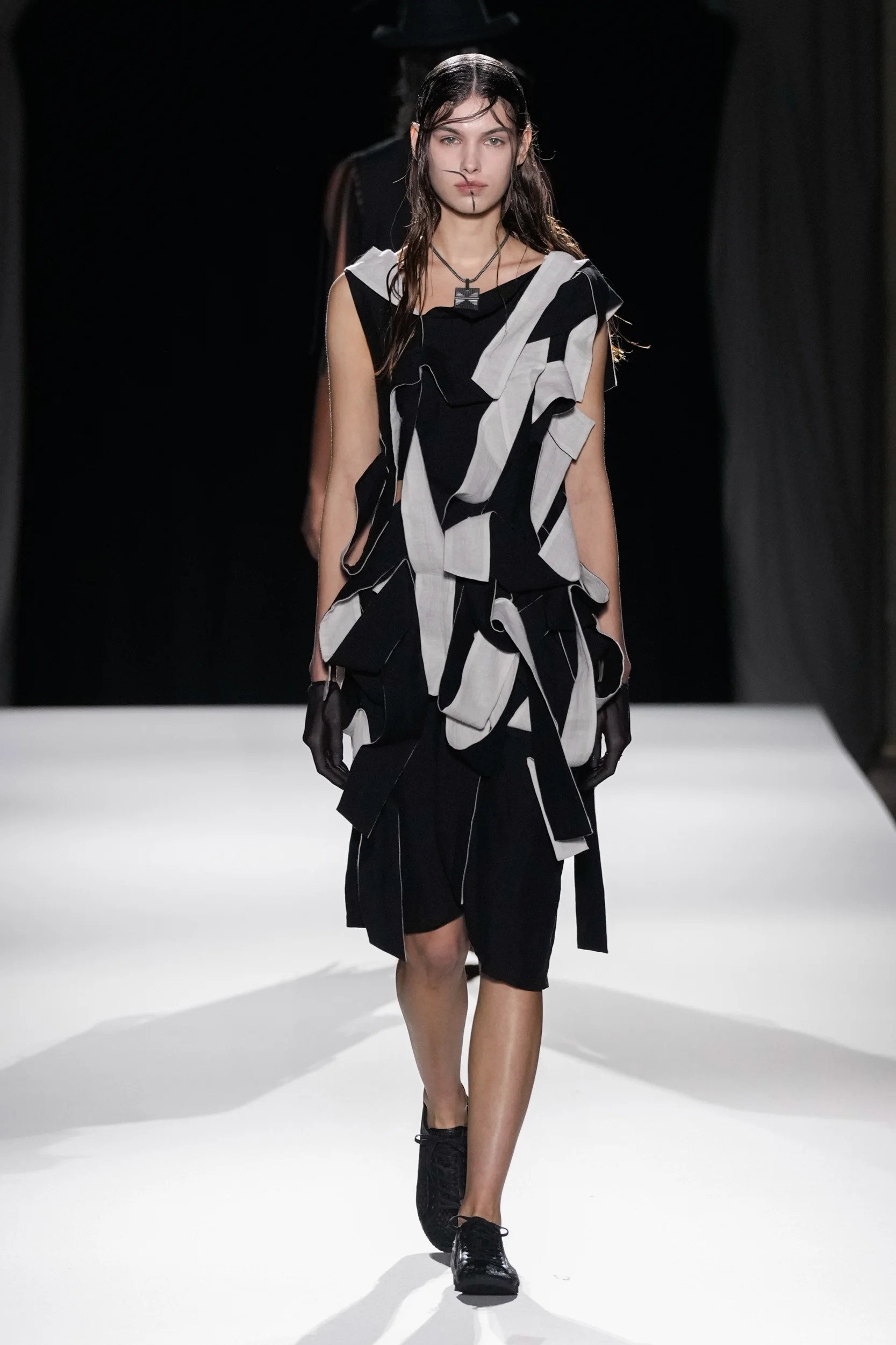 2026年春夏コレクション_YOHJI YAMAMOTO(ヨウジヤマモト)_モデル_11