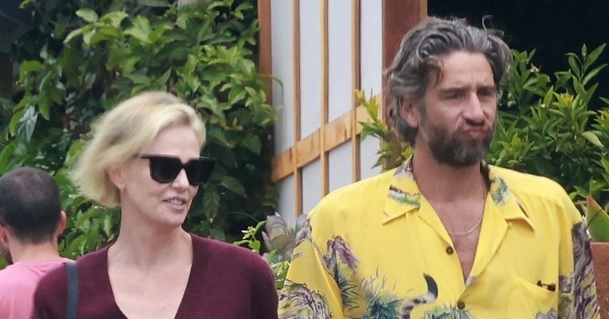 シャーリーズ・セロン、モデルとの手繋きショットがキャッチされる