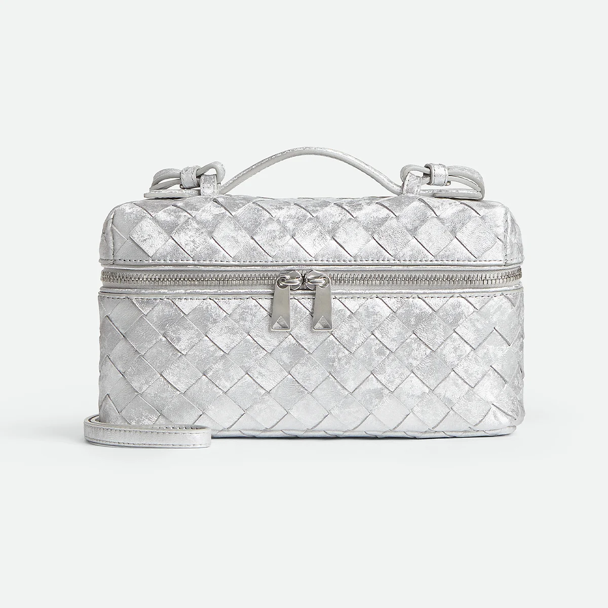 Bottega Veneta　LE SSERAFIM KAZUHAと過ごすホリデー　この冬、ボッテガ・ヴェネタを抱きしめての画像6-1