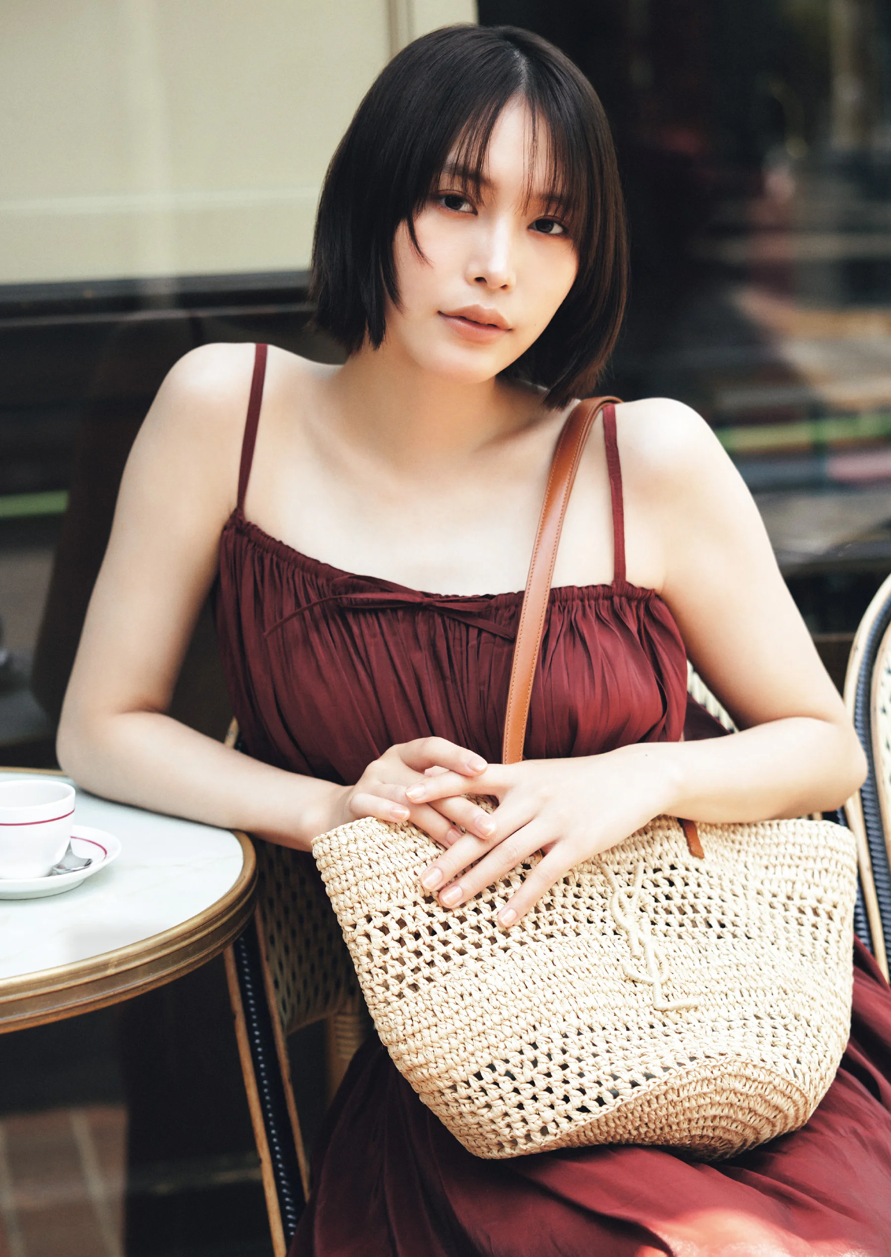 バッグ「ル・サンカセット ベイビーベア」〈H15×W18×Ｄ13〉￥379,500・コート￥645,700・靴￥214,500（参考価格）／サンローラン クライアントサービス（サンローラン バイ アンソニー・ヴァカレロ）